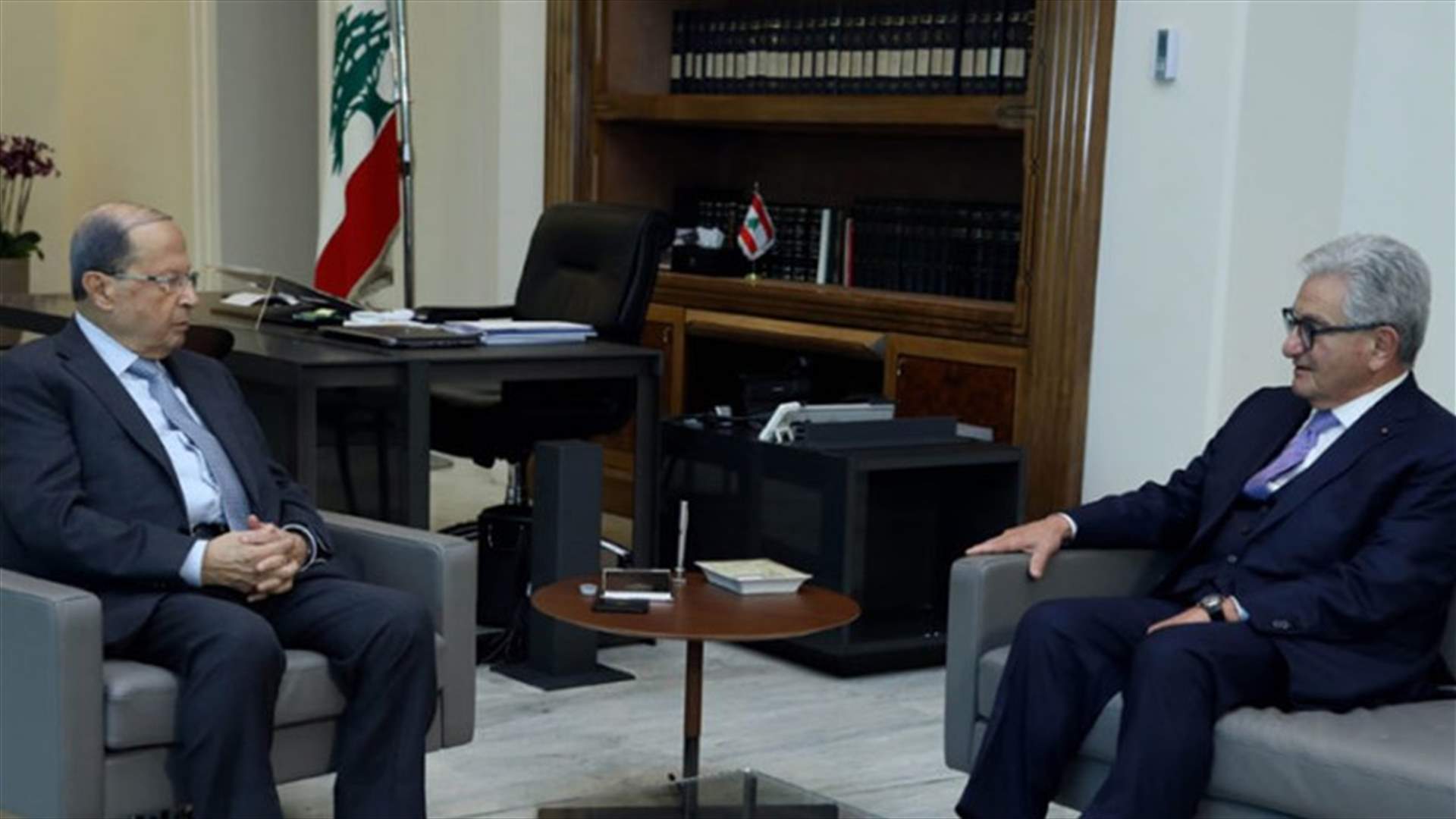 عون استوضح من صفير ما نُشر بشأن توقف احد المصارف عن الدفع بالدولار