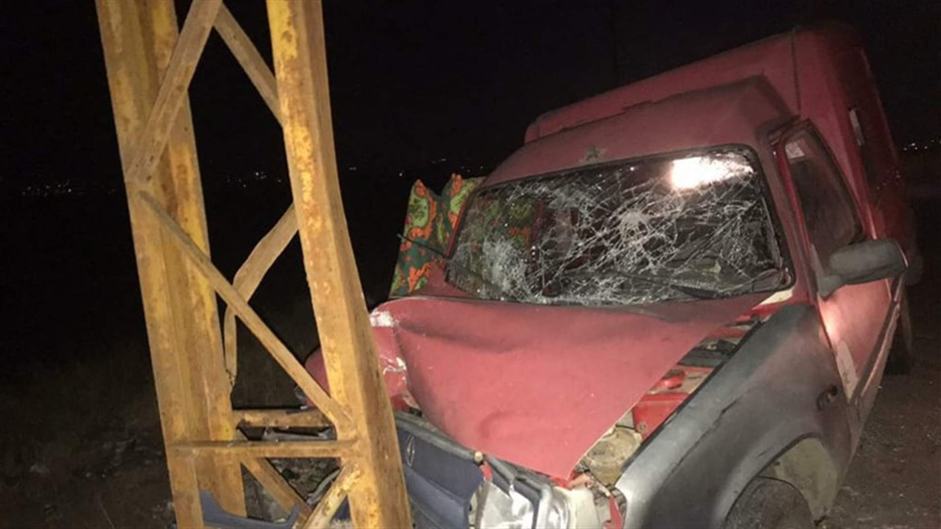 اصطدام سيارة بعمود للكهرباء على طريق عام العبدة البحرية