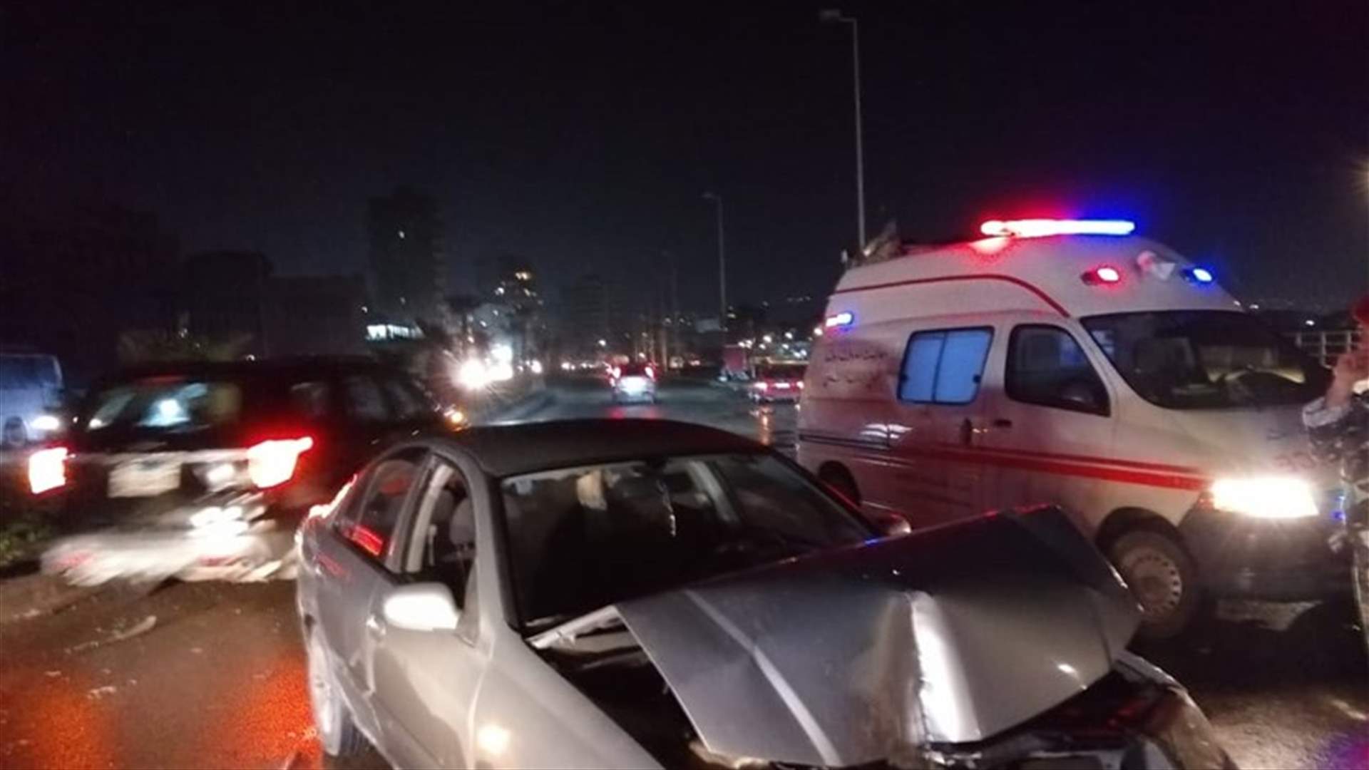 جريحان في حادث سير بين 5 سيارات في صيدا (صور)