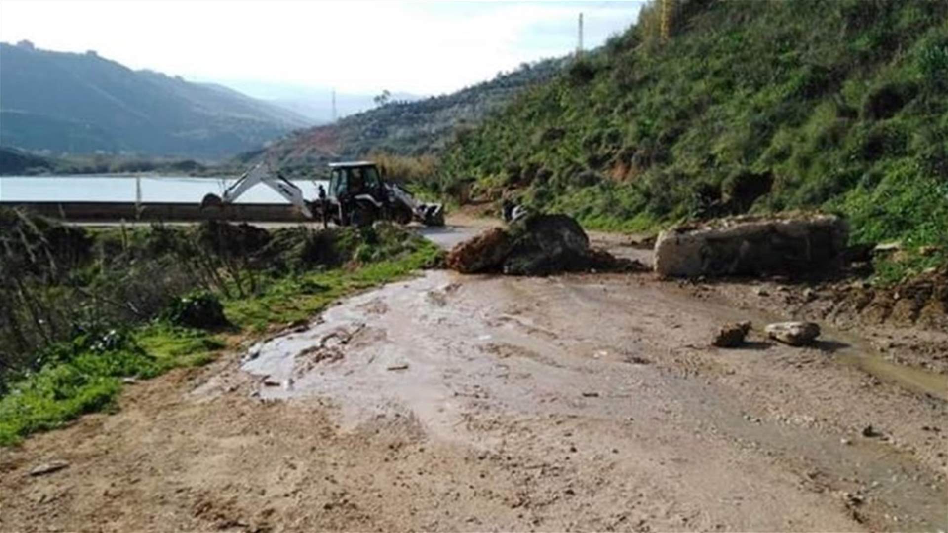 قطع الطريق المؤدي من عكار إلى المنية بسبب تصدع الجسر عند مجرى نهر البارد