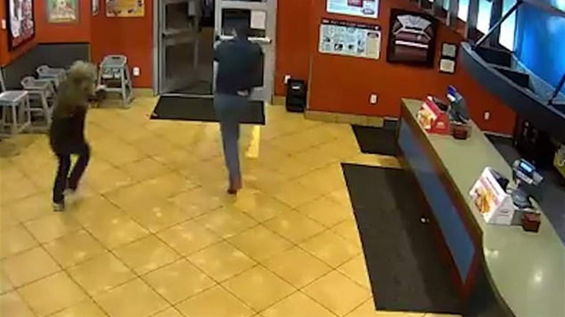 أراد سرقة مطعم... مفاجأة كانت بانتظاره في الدّاخل! (فيديو)