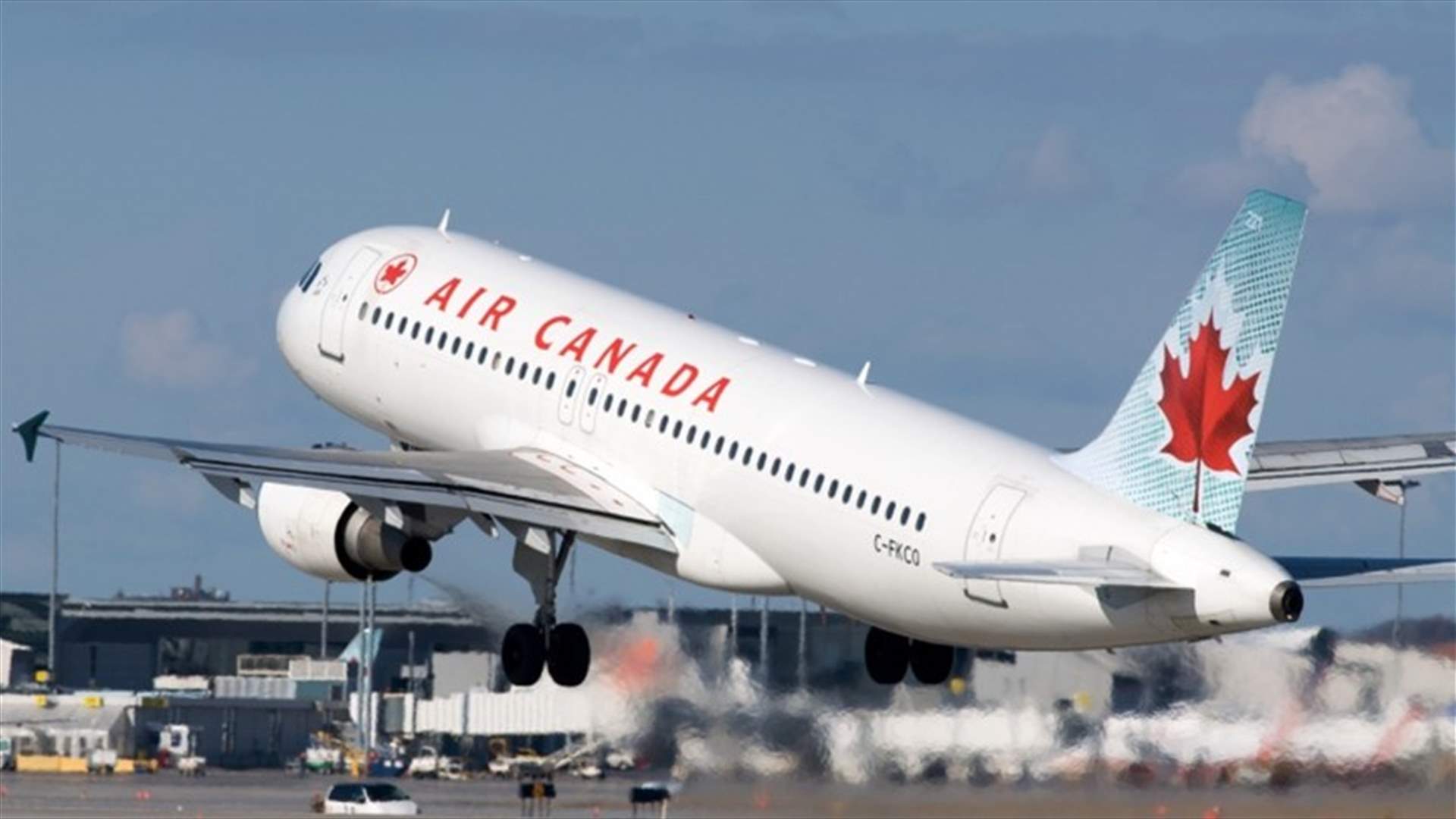 طائرة كندية تفقد إطارها بعد إقلاعها! (فيديو)