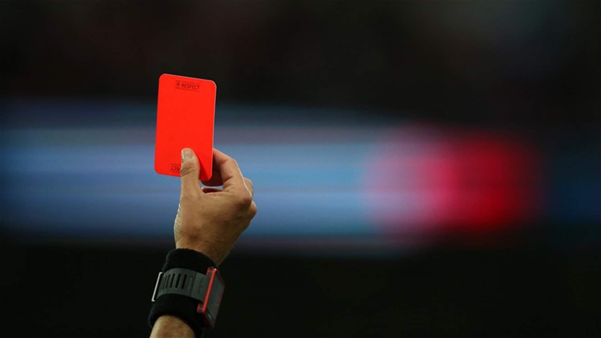إيقاف لاعب كرة قدم فرنسي عن اللعب مدة خمس سنوات... لن تصدّقوا ماذا فعل بخصمه!