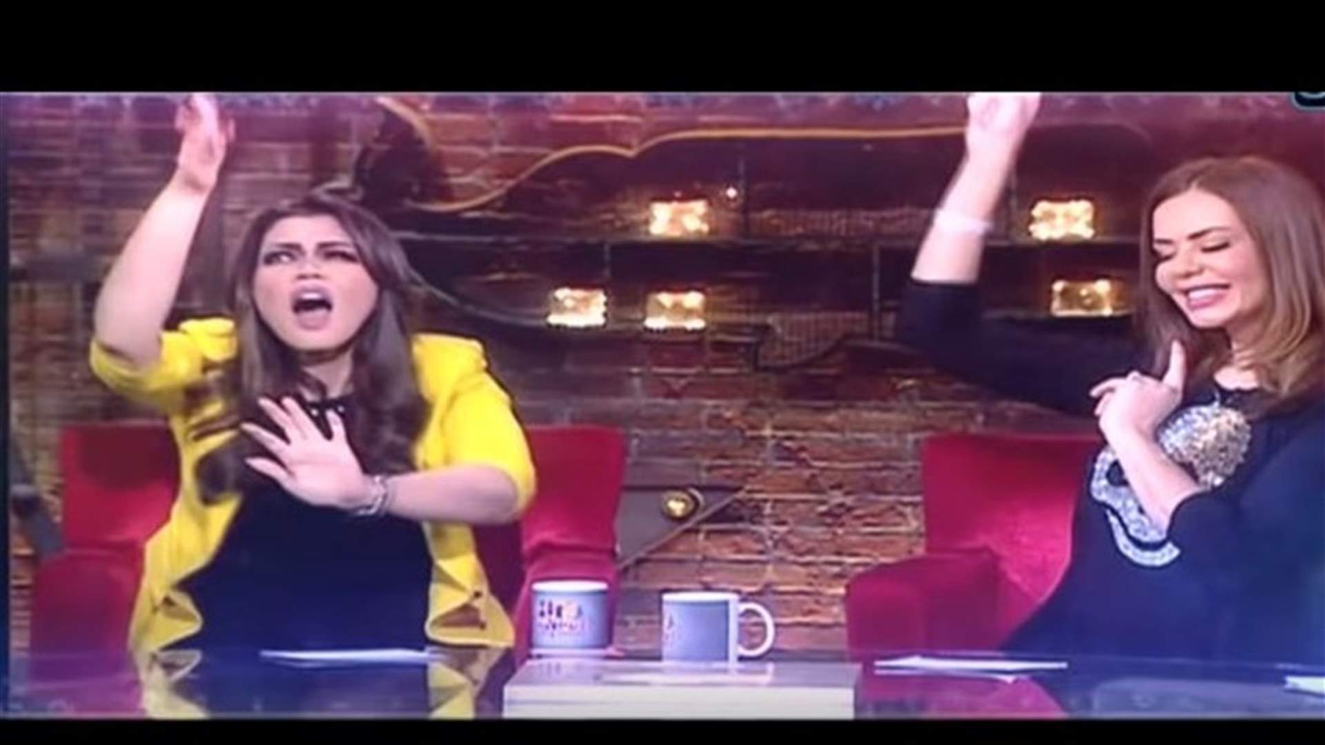 مذيعة مصرية تفقد السيطرة بالرقص على أغنية حسن شاكوش.. والجمهور يسخر منها (فيديو)