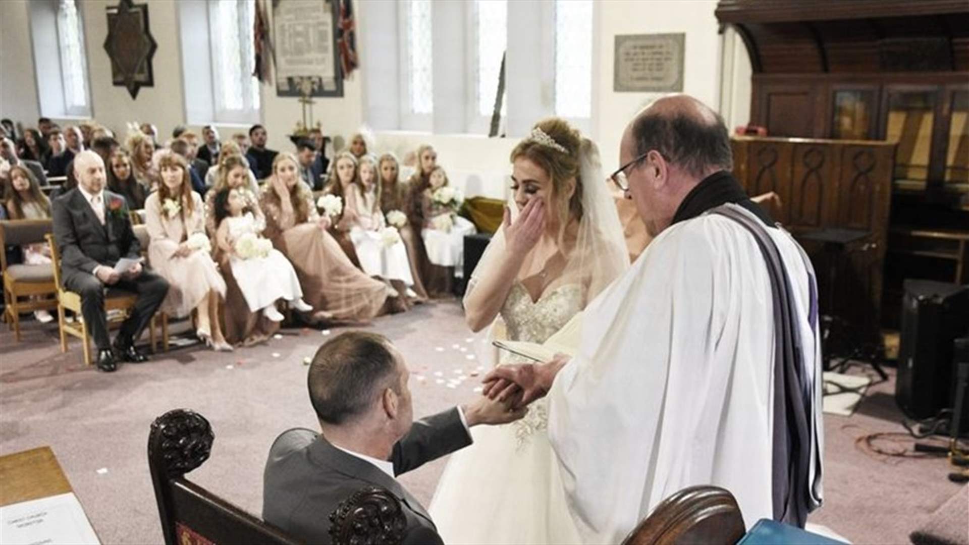تزوّجا أمام أولادهما السبعة ليُحقّق العريس أمنيته الأخيرة... صور مؤثرة وثّقت حفل الزفاف (صور)