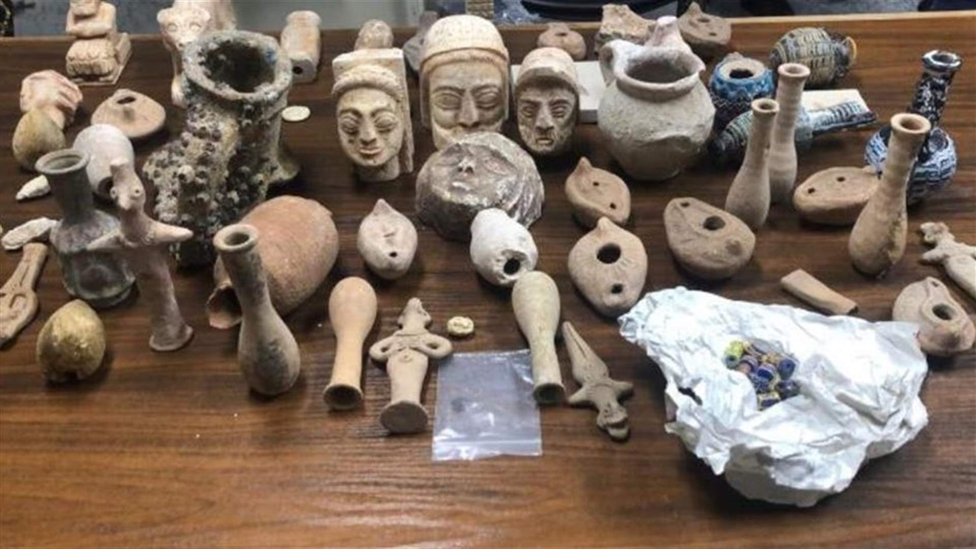 ضبط 60 قطعة أثرية مع مسافرَين إلى أستراليا