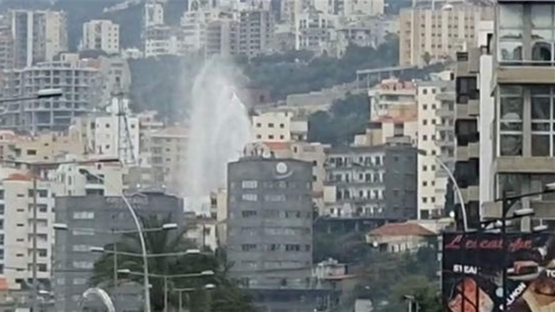انفجار قسطل للمياه في حارة صخر... اليكم مشهد "النافورة" بين الابنية (صور وفيديو)