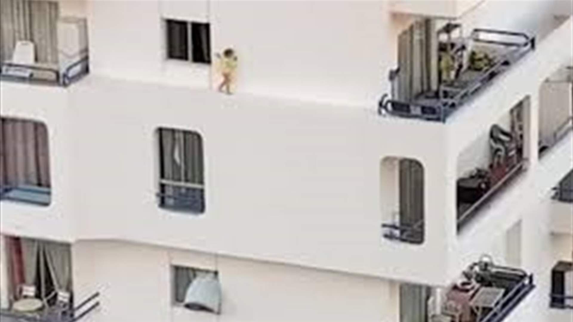 فيديو مرعب لطفلة تمشي على حافة ضيقة في الطابق الرابع