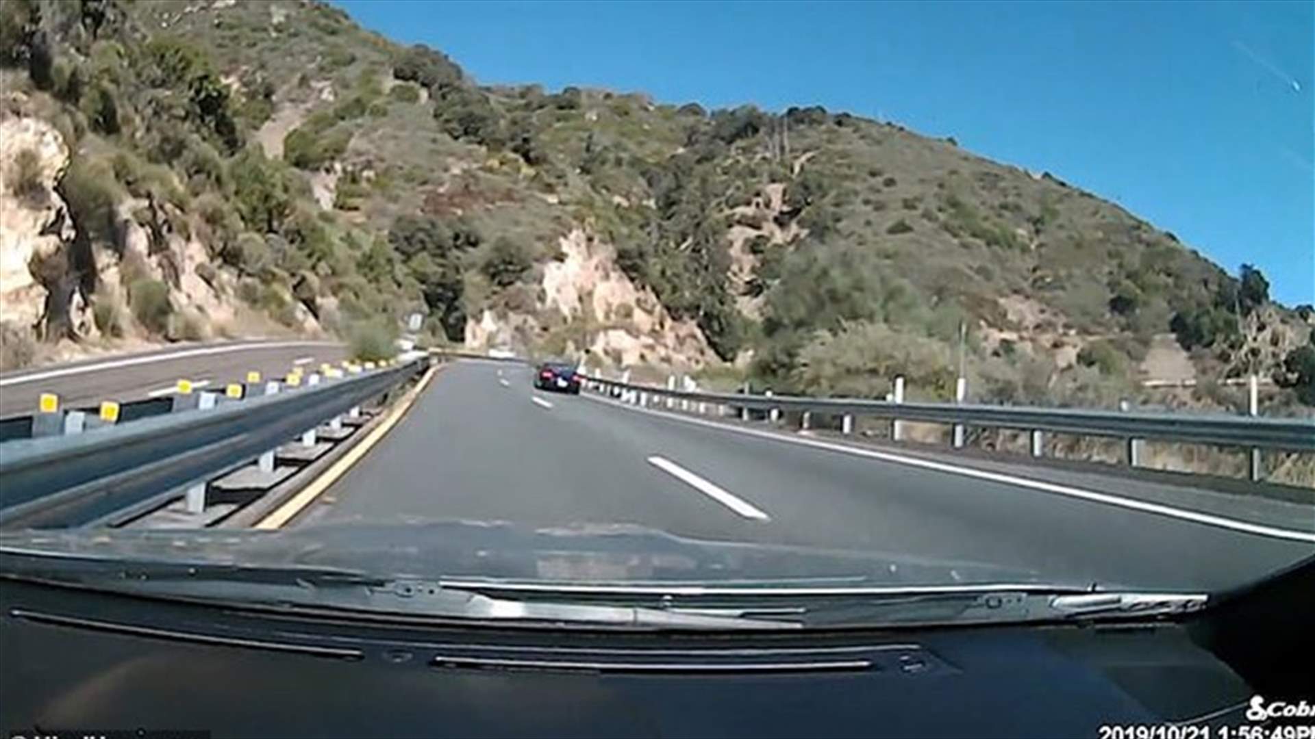 سائق فقد السيطرة على سيارته الرياضية... فيديو للحظة انحراف بورش على الطريق السريع