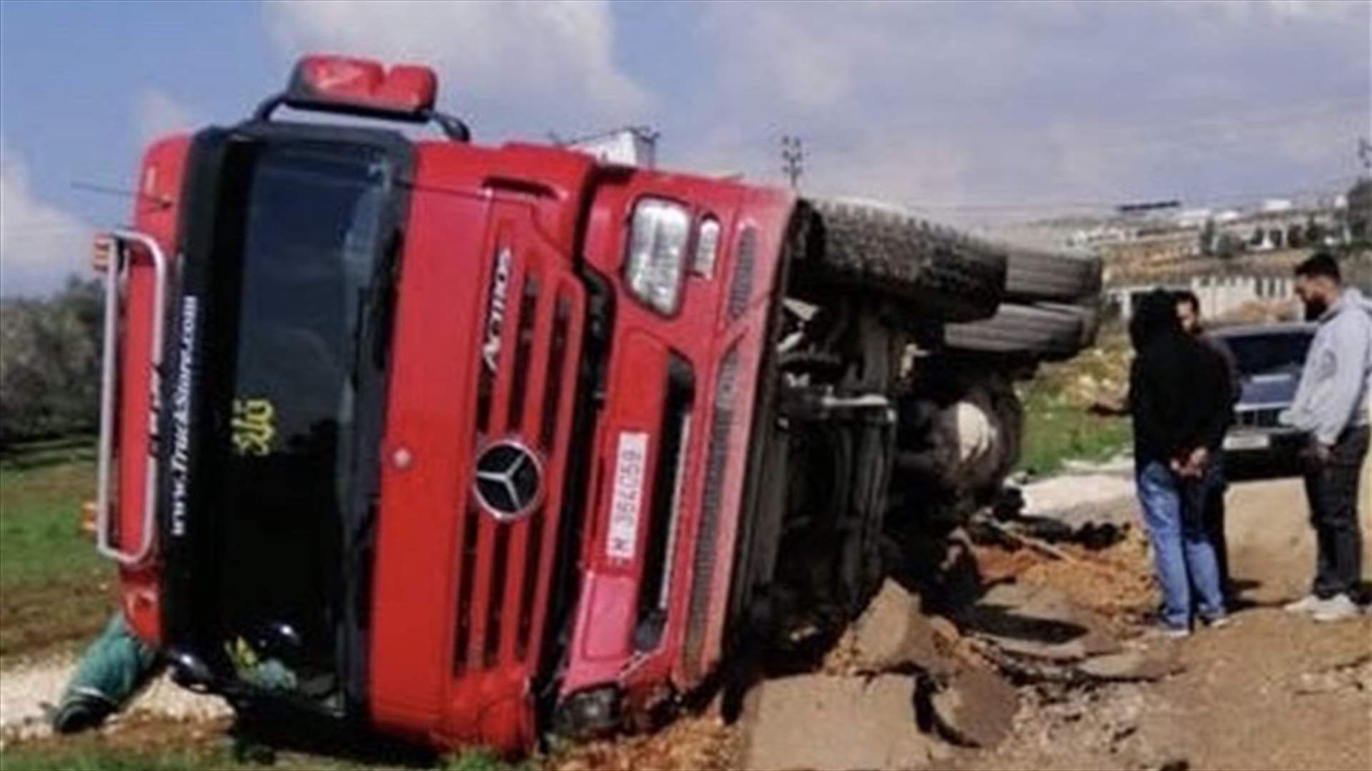 انقلاب شاحنة في بلدة إبل السقي بسبب انخساف طريق (صورة)