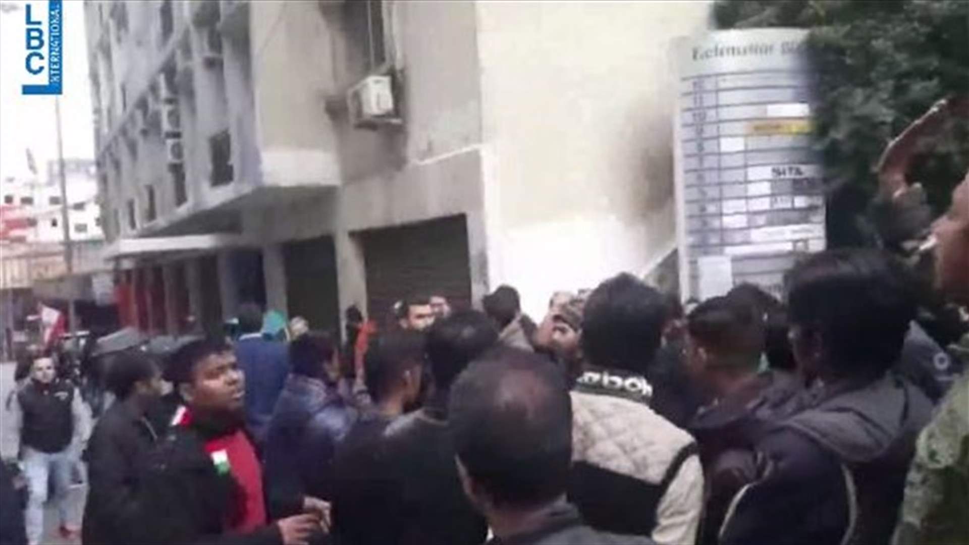 اعتصام لعمال بنغلادشيين للمطالبة بقبض رواتبهم بالدولار