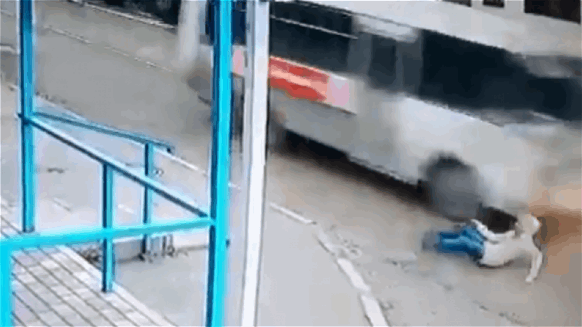 سقطت أرضاً لحظة مرور حافلة... فيديو يحبس الأنفاس لنجاة روسية من الموت