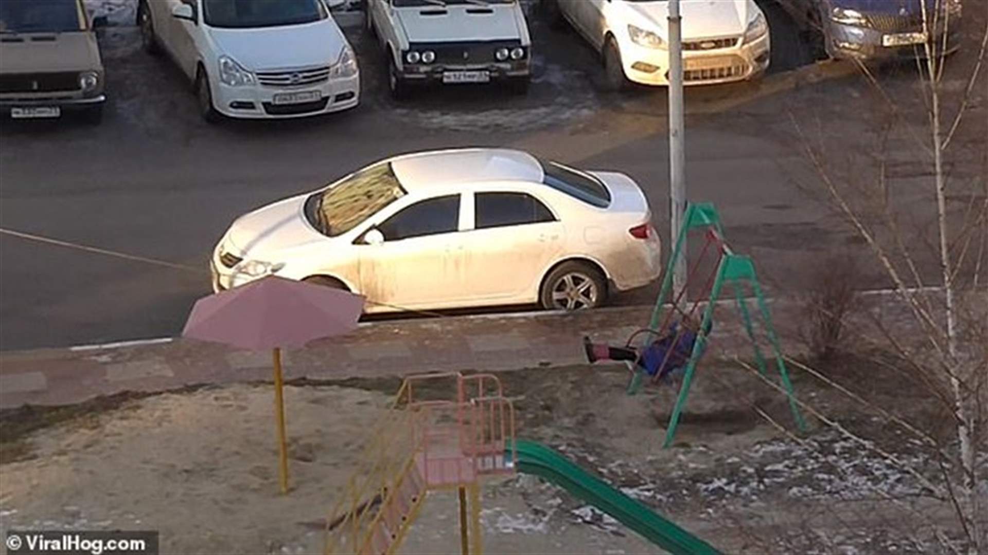 أم تبتكر حيلة غريبة... حرّكت أرجوحة طفلها بحبل من الطابق الرابع! (فيديو)