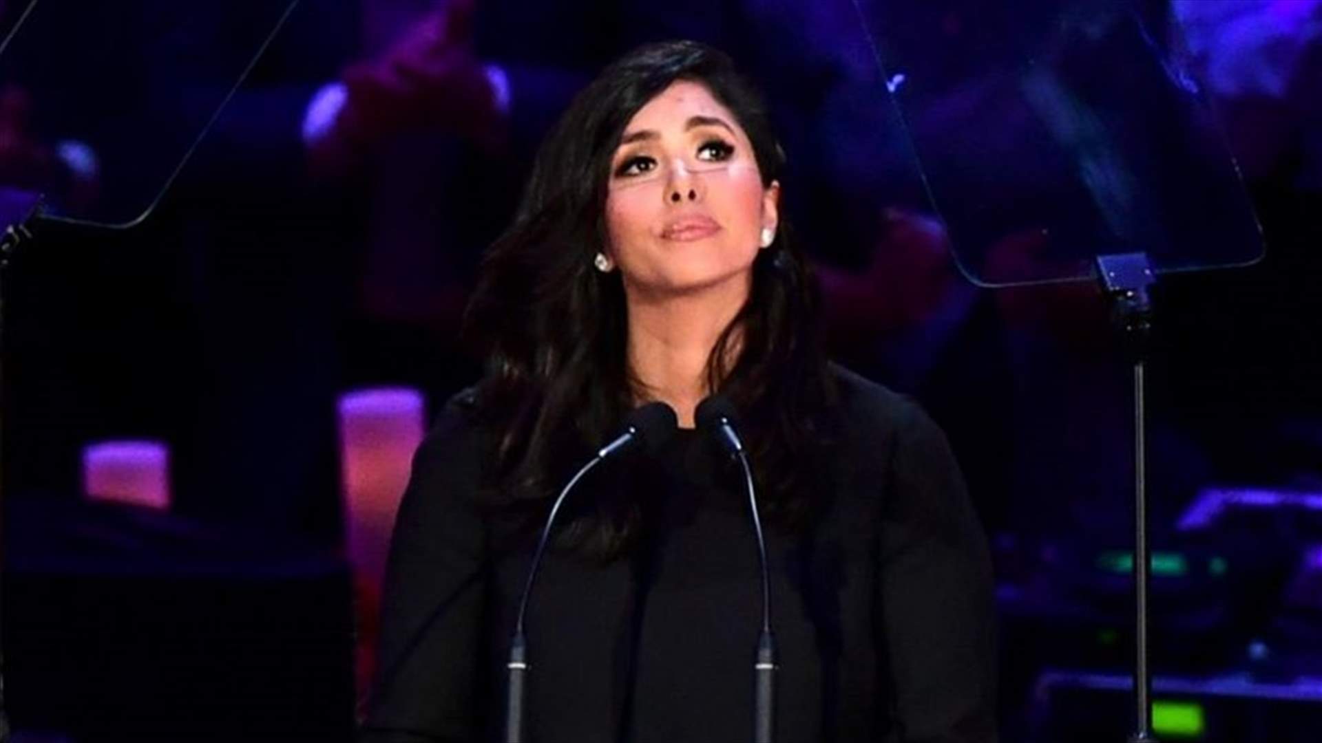 فانيسا براينت تُبكي الحضور في أول إطلالة لها بعد وفاة زوجها كوبي براينت وابنتها