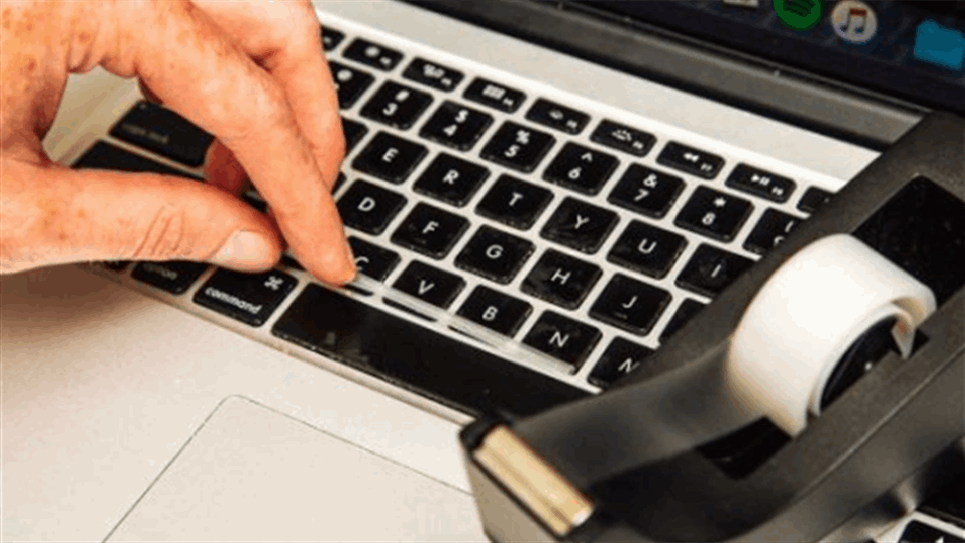 حيلة فعالة لتنظيف لوحة مفاتيح الحاسوب... باستخدام الشريط اللاصق