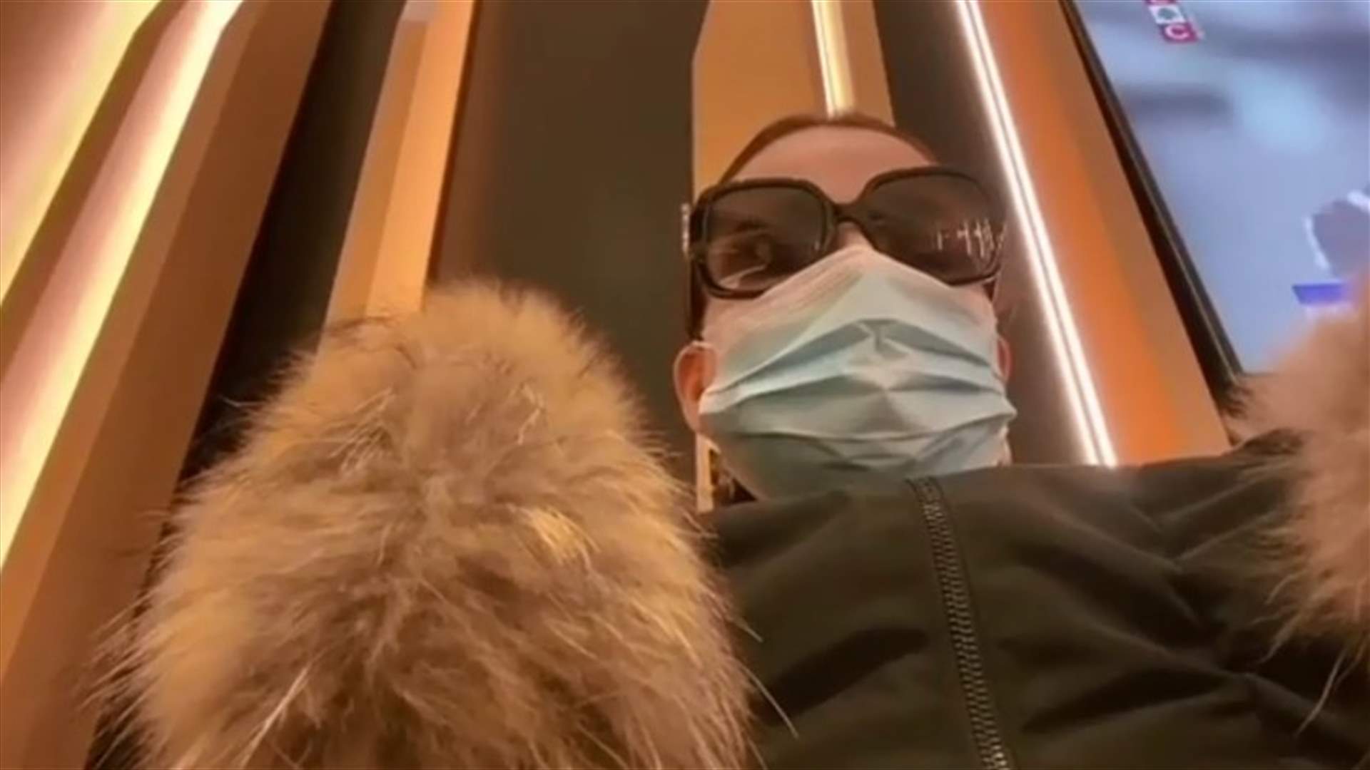 كارول سماحة ترتدي كمامة في المطار للوقاية من كورونا (فيديو)