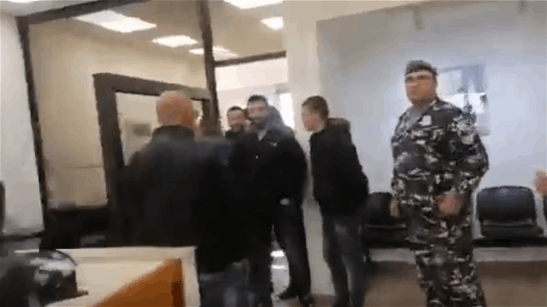 محتجون يجبرون مصرفين على الاقفال في العبدة... (فيديو)