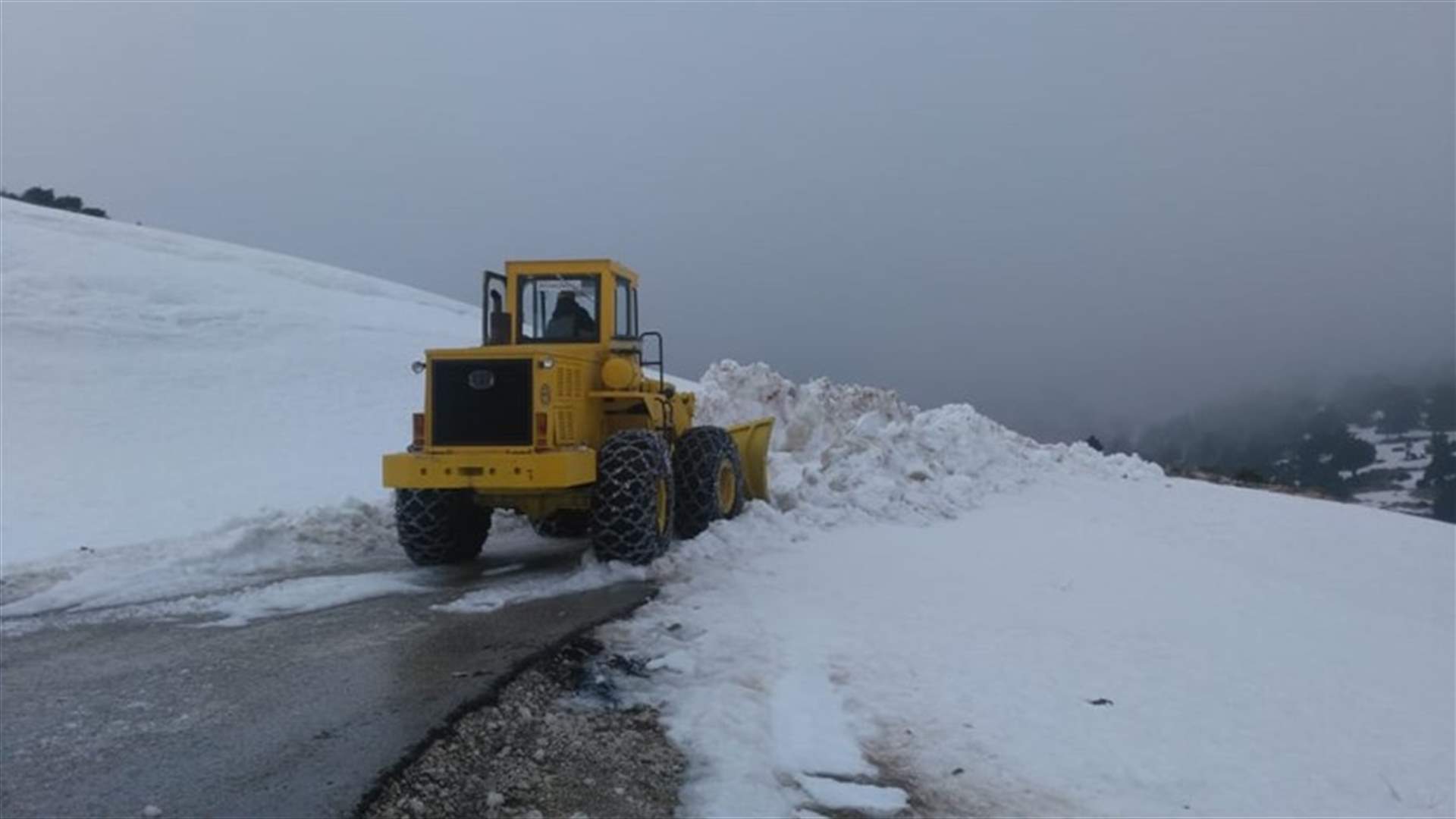 جرافات الاشغال باشرت فتح طريق القموعة الشنبوق القبيات المقفلة بالثلوج