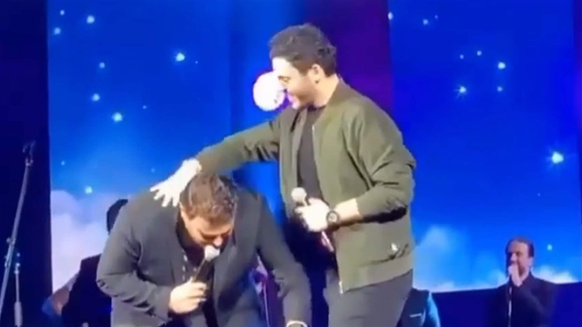 عاصي الحلاني ينحني أمام قدميّ نجله الوليد في موقفٍ مؤثر (فيديو)