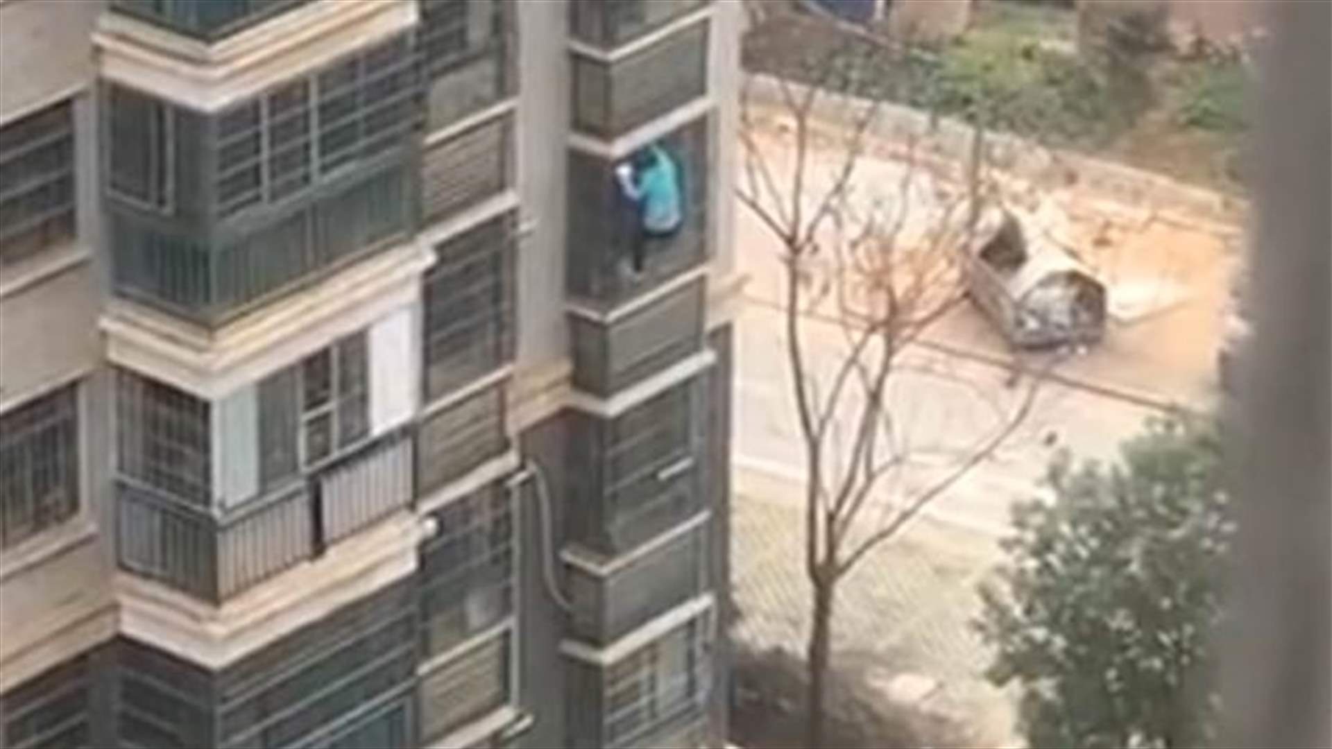 بعد سجنها بسبب فيروس كورونا... مسنّة تهرب من نافذة منزلها في ووهان (فيديو)