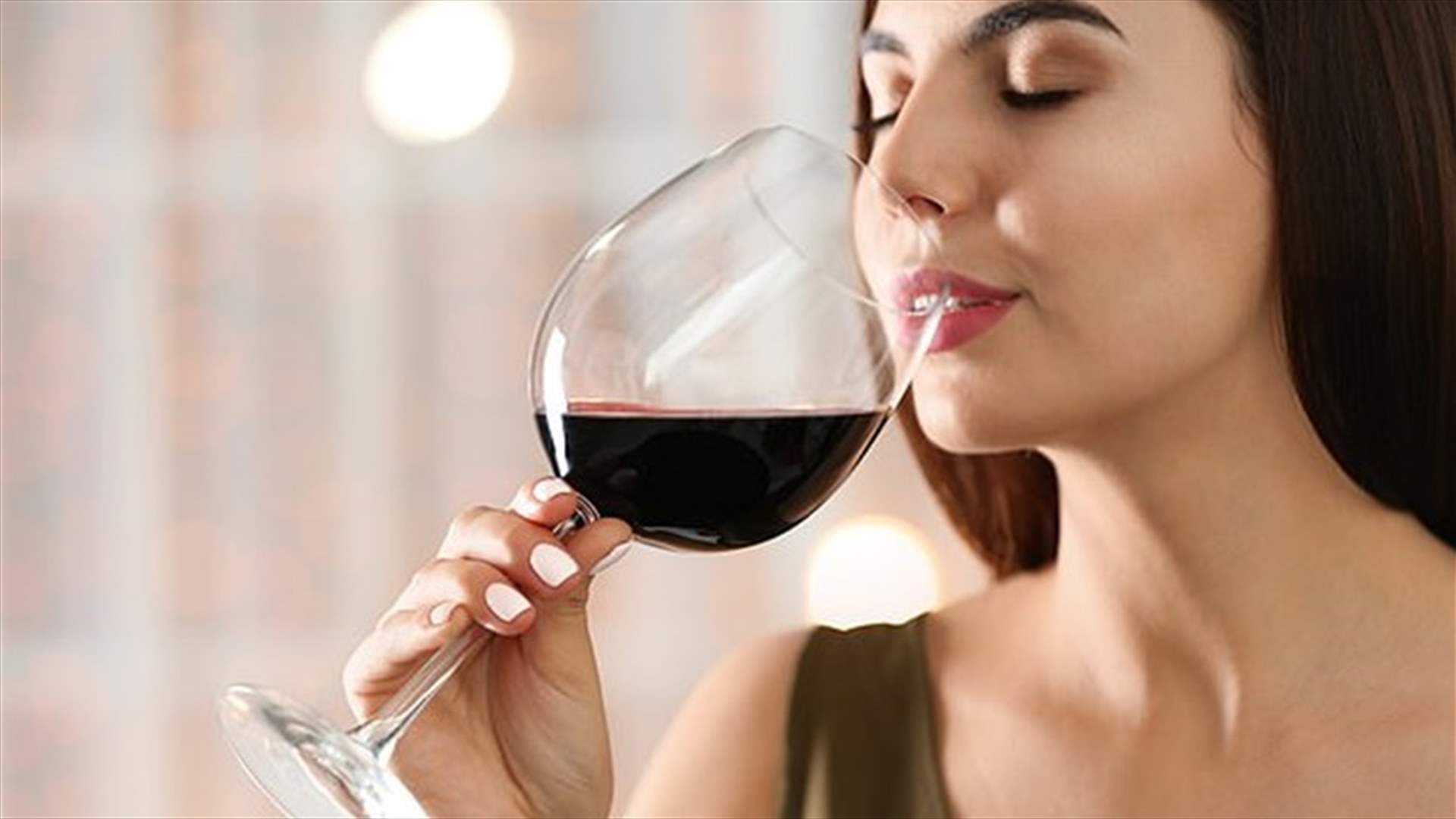 كيف يؤثر حجم كأس النبيذ على كمية المشروب المستهلكة؟