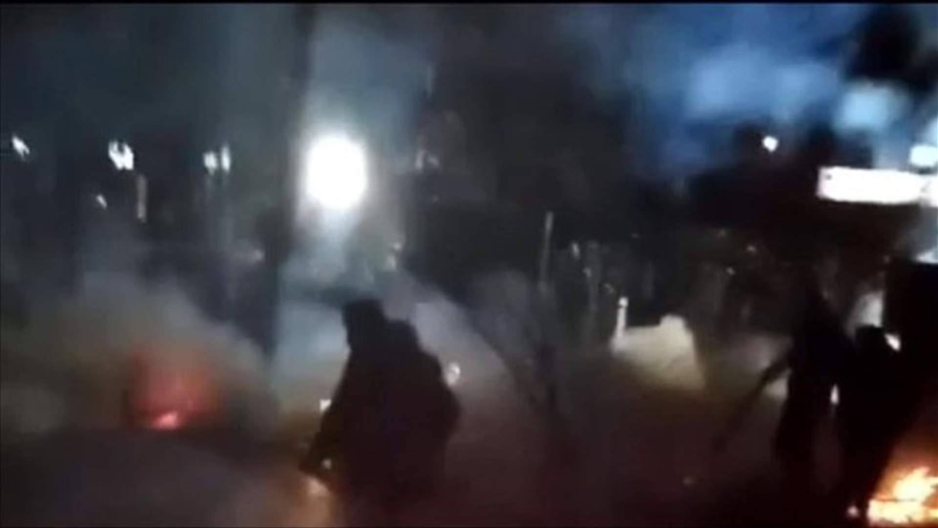 إطلاق الشرطة اليونانية الغاز المسيل للدموع على مجموعات من المهاجرين كانت ترشقها بالحجارة...
