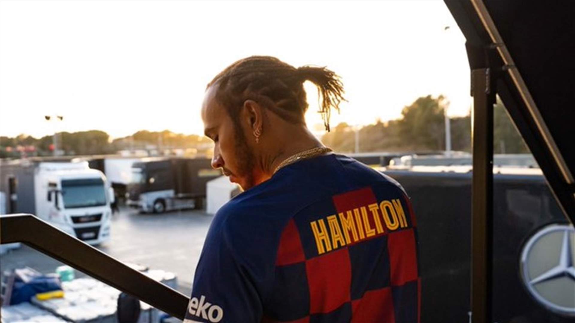لويس هاميلتون يتوقع فوز برشلونة في الكلاسيكو