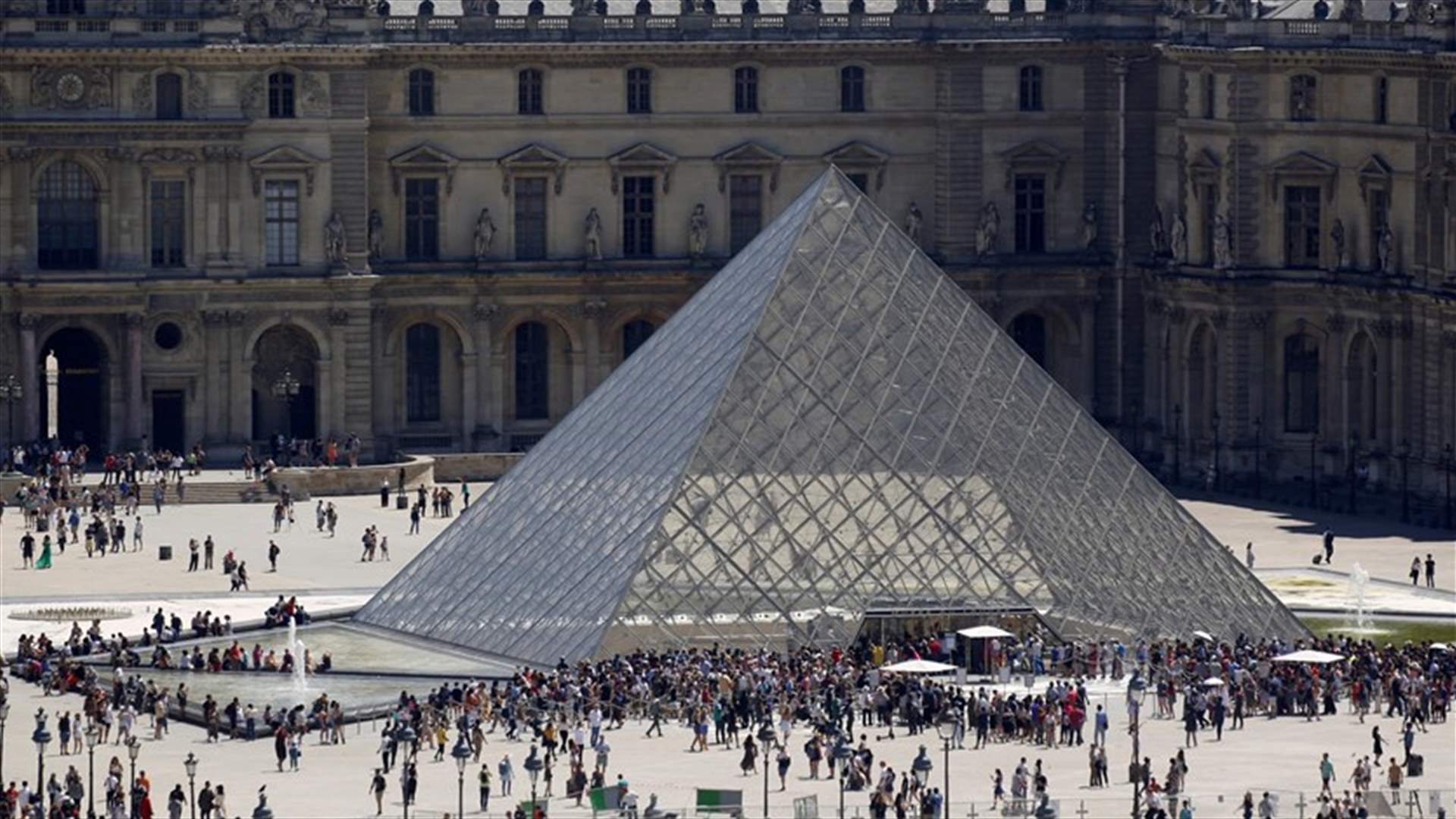 Paris&#39; Louvre closes for staff meeting on coronavirus