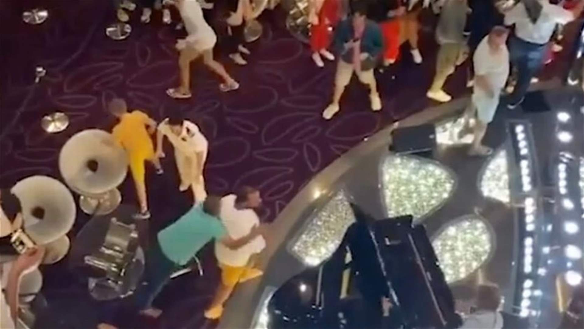 شجار عنيف على متن سفينة سياحية فاخرة بسبب فيروس كورونا (فيديو)