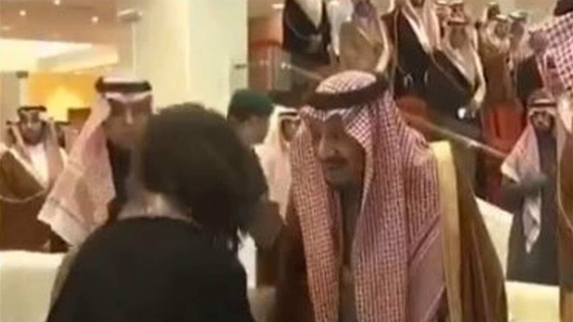 الملك سلمان يرفض تقبيل امرأة ليده ويثير تفاعلاً على تويتر... هل السبب فيروس كورونا؟ (فيديو)