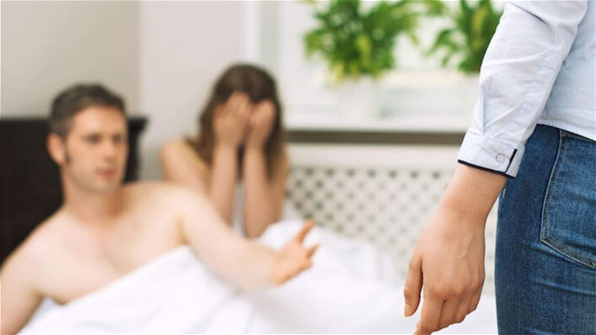 قُبض عليه مع امرأة متزوجة... فأجبره صهرها على التجوّل عاريًا (فيديو)