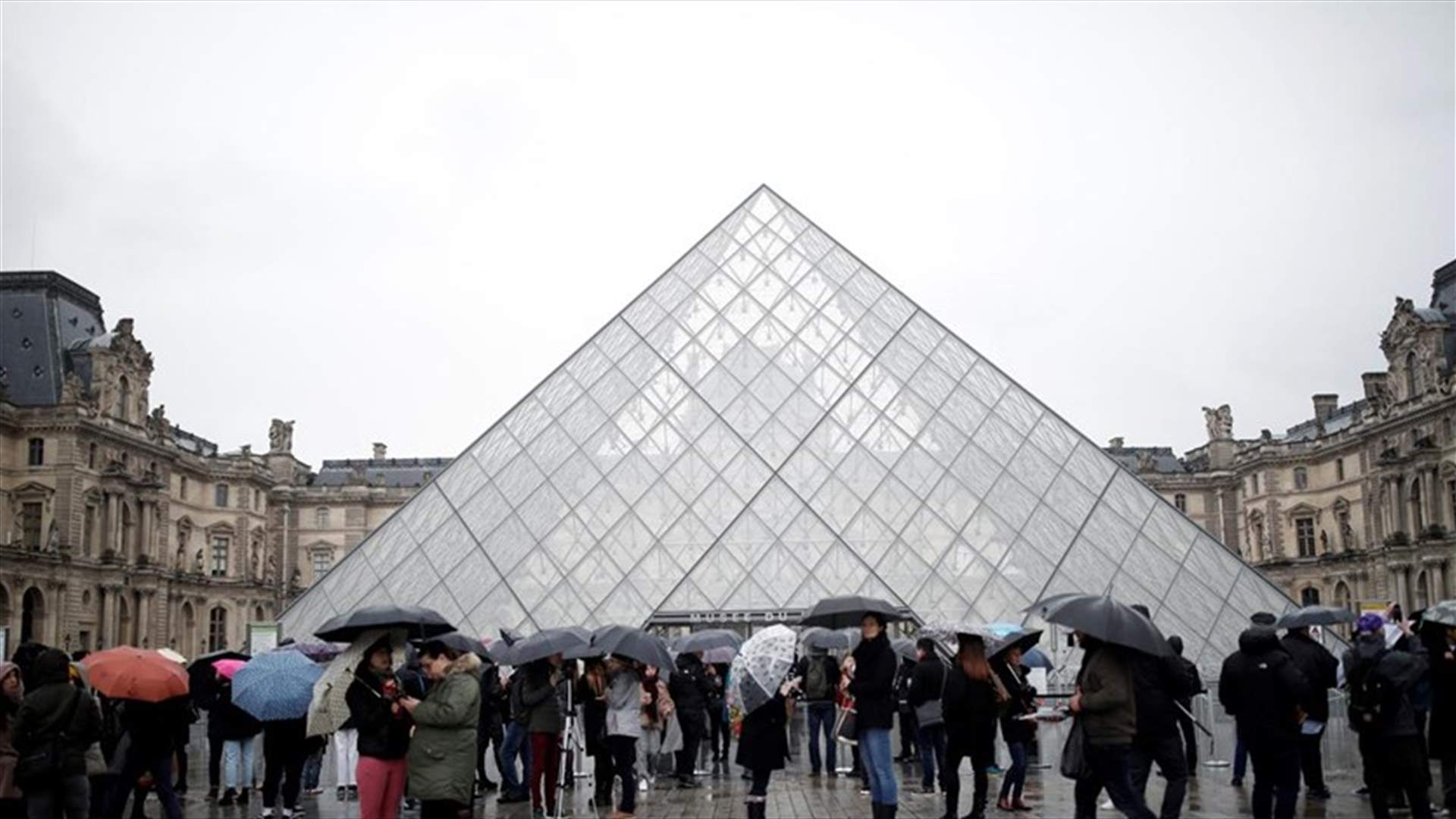 Louvre museum closed again as workers fret over coronavirus