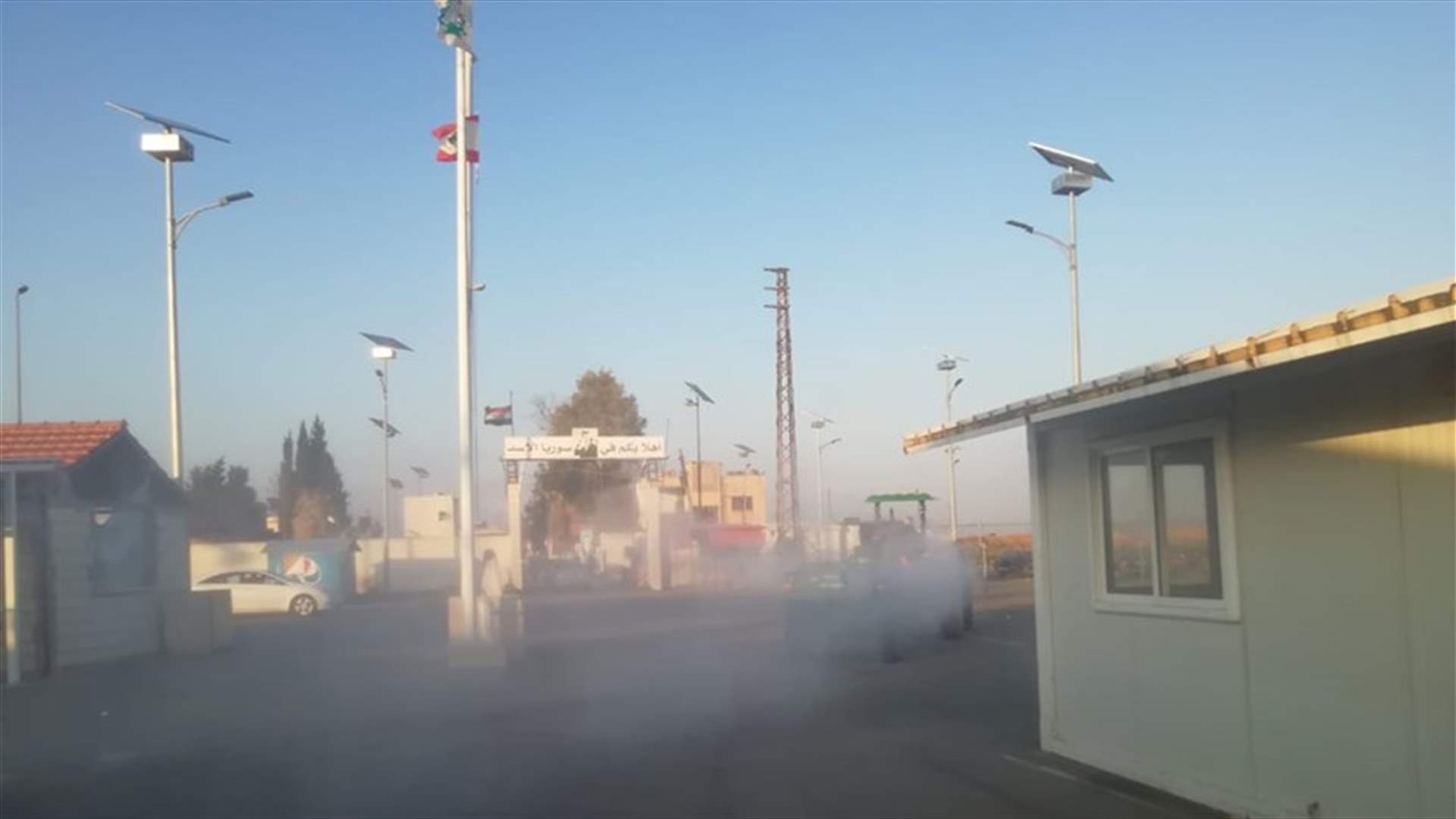 إعادة باص من معبر القاع الى سوريا بعد الاشتباه بإصابة راكبة بكورونا...