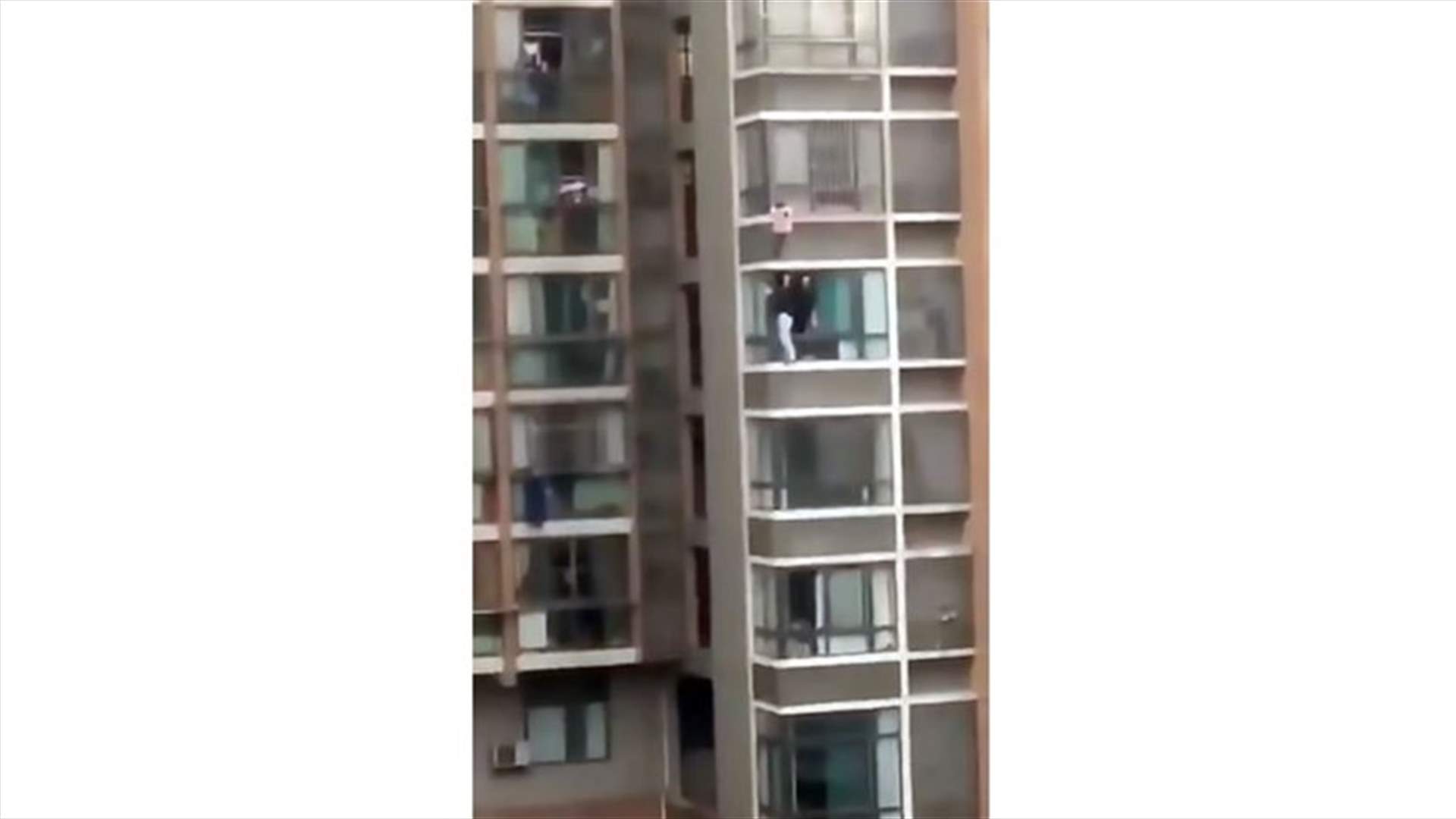 فيديو مرعب لطفلة تبحث عن والدتها... حاولت الخروج من نافذة شقتها في الطابق العاشر