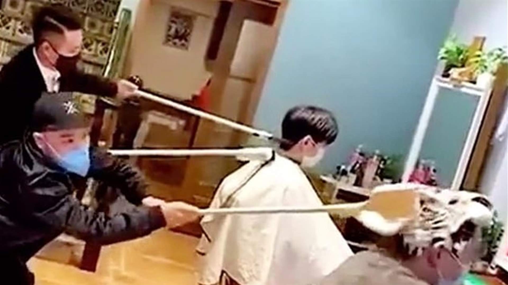 "قصّة الشعر بعيدة المسافة"... طريقة مبتكرة لدى الحلاقين بالصين في ظل كورونا