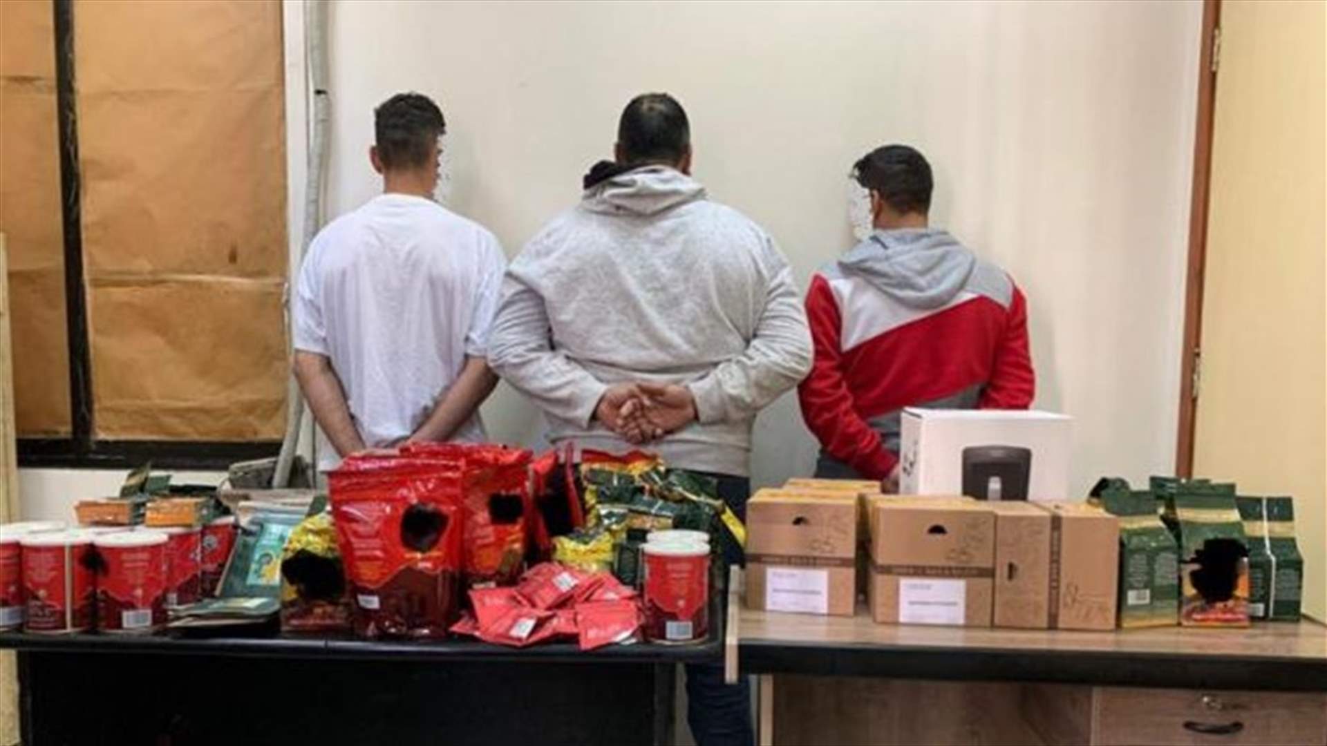 شبكة محترفة تهرّب مواد تُستخدم في صناعة المخدرات داخل أظرفة بن وألواح شوكولا...