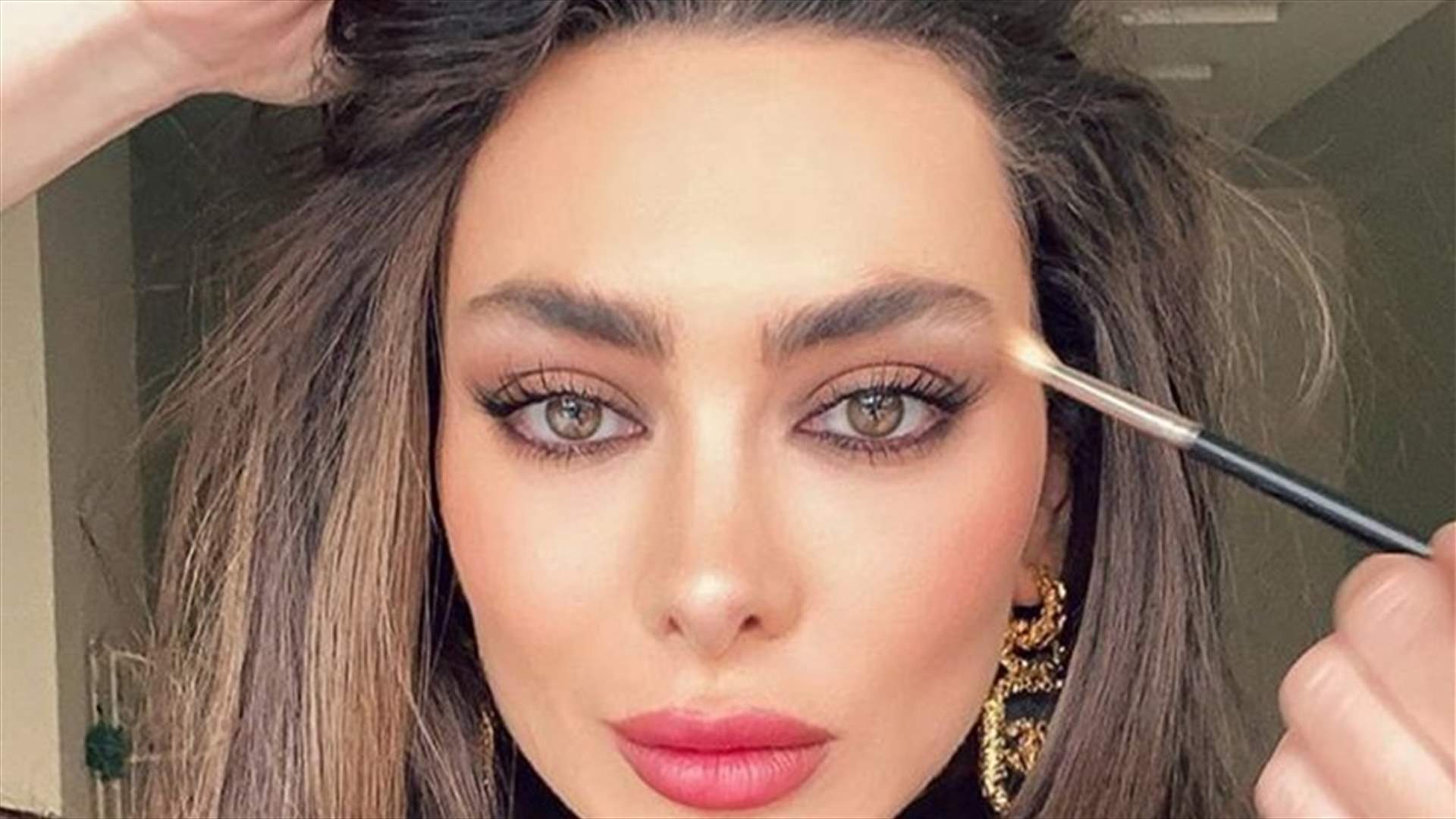 ستيفاني صليبا ترسم شفاهاً فوق الكمامة الطبية.. "فوبيا الكورونا" (صورة)