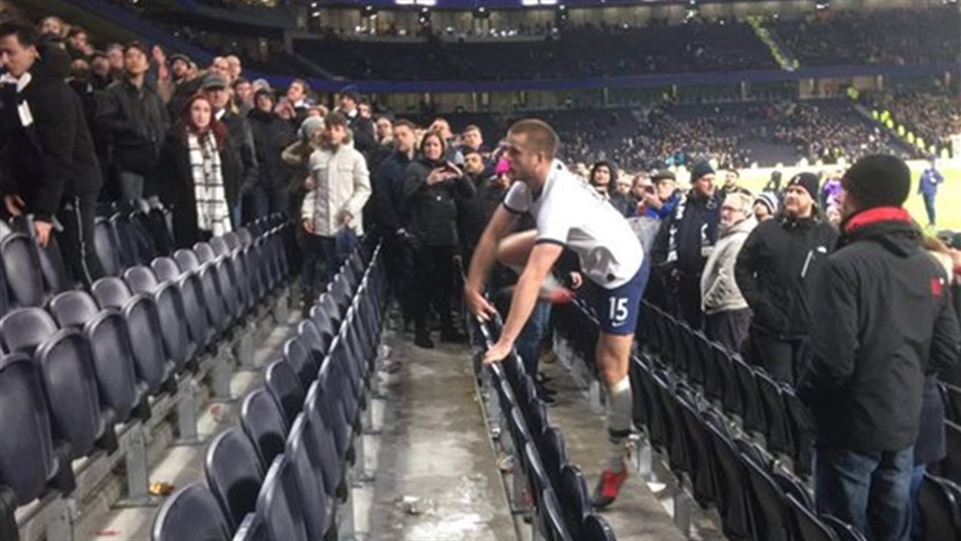 إيريك داير لاعب توتنهام يدخل في مشاجرة مع أحد الجماهير بعد نهاية المباراة (فيديو)