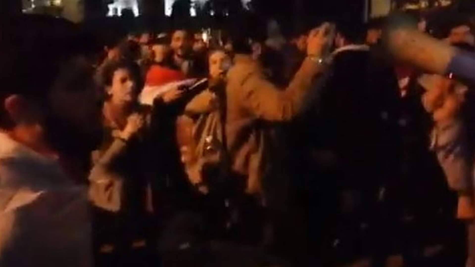 محتجون يقطعون السير على تقاطع برج الغزال (فيديو)