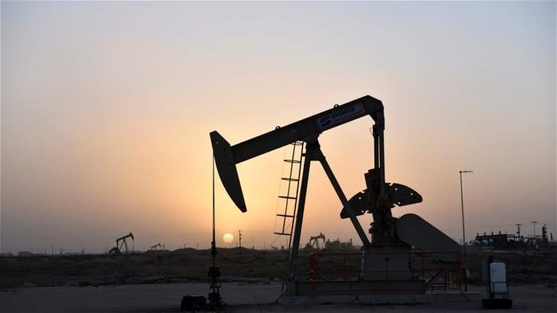 انخفاض أسعار النفط العالمية بنحو 7%