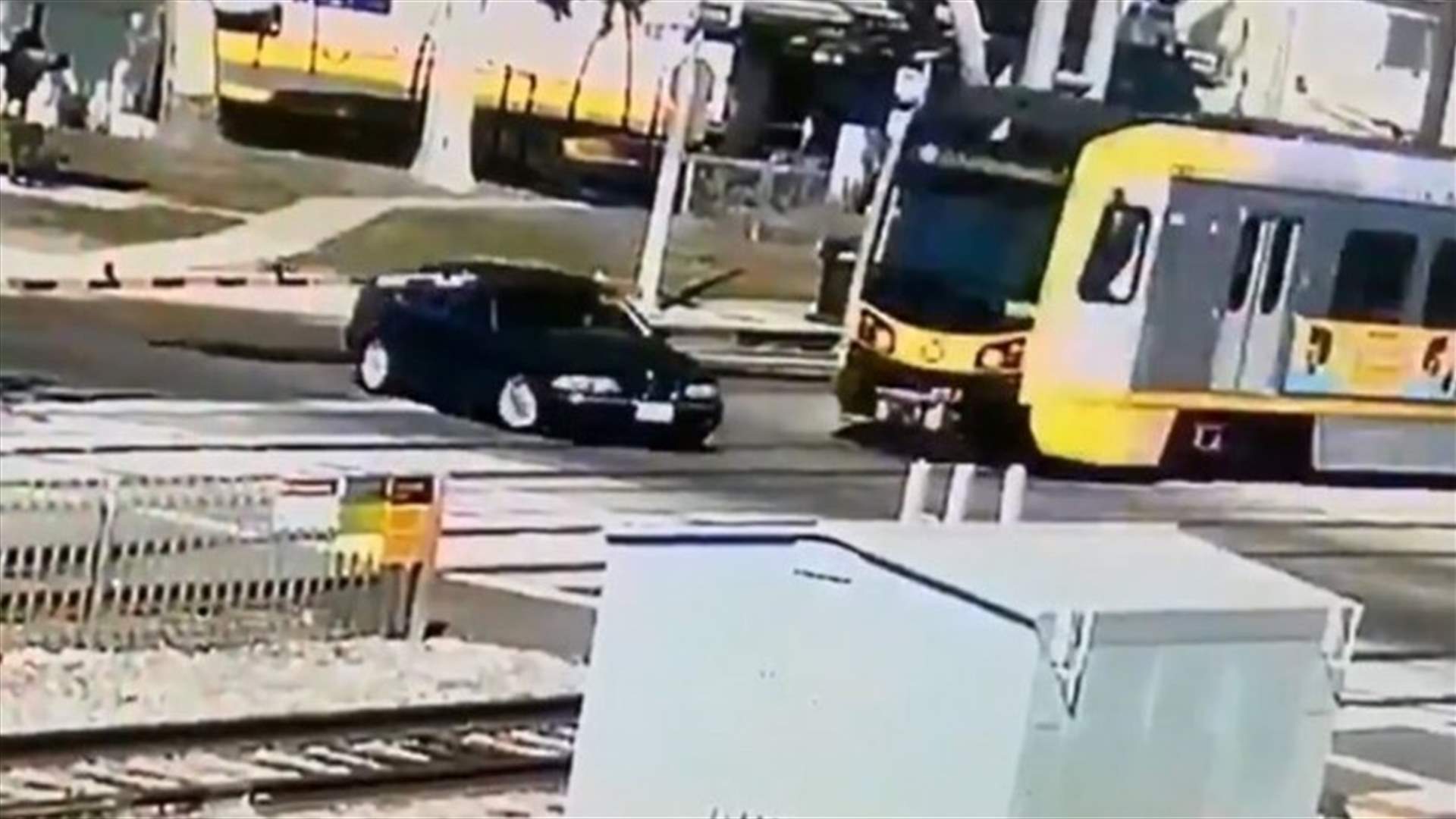لحظة مرعبة... اصطدام قطار سريع بسيارة في لوس أنجلوس (فيديو)