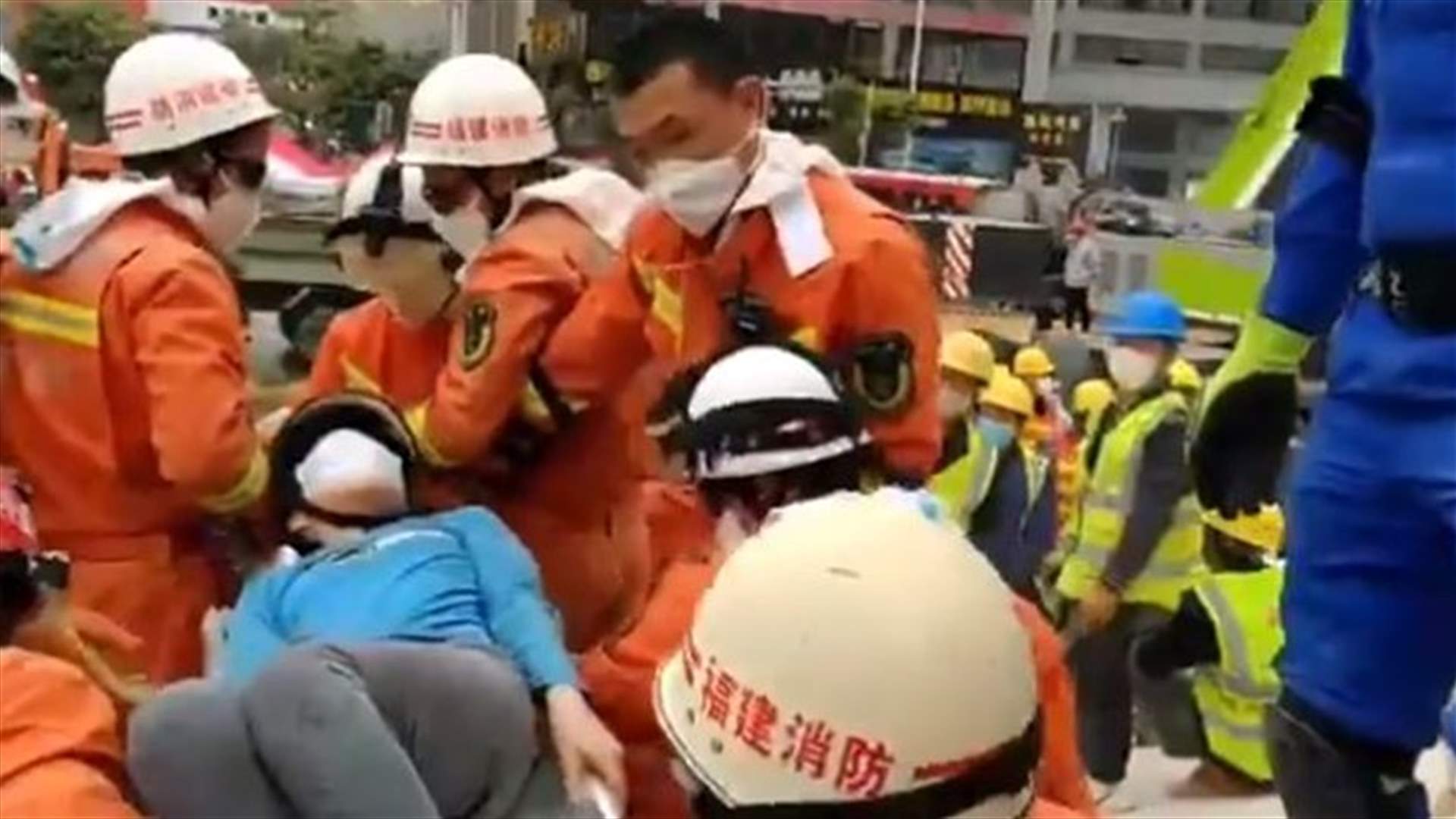 لحظة إنقاذ فتى يبلغ من العمر 12 عامًا من تحت أنقاض فندق في الصين (فيديو)