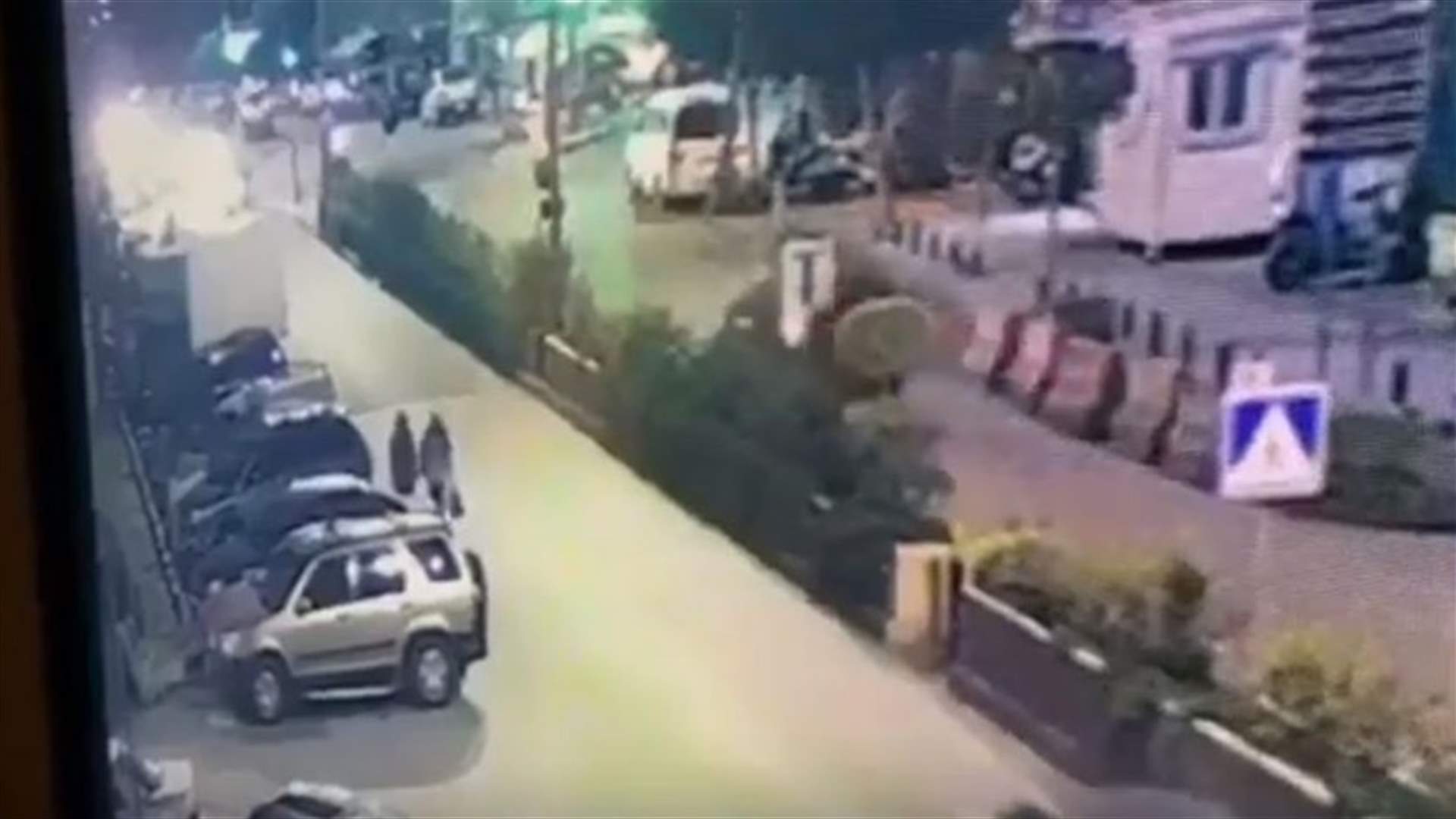دراجة نارية تصطدم بالفاصل الاسمنتي بسرعة كبيرة... فيديو للحظة وقوع الحادث المروّع في الضاحية