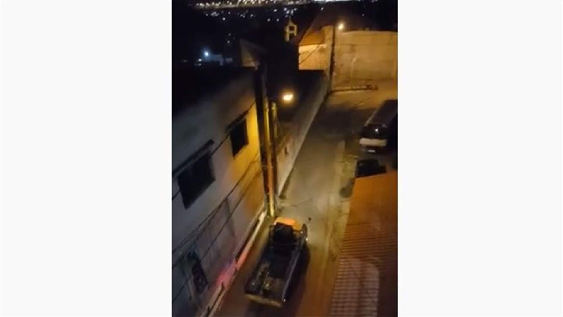 سيارة تجوب الشوارع وتدعو عبر مكبرات الصوت للالتزام بإجراءات الوقاية من كورونا... (فيديو)