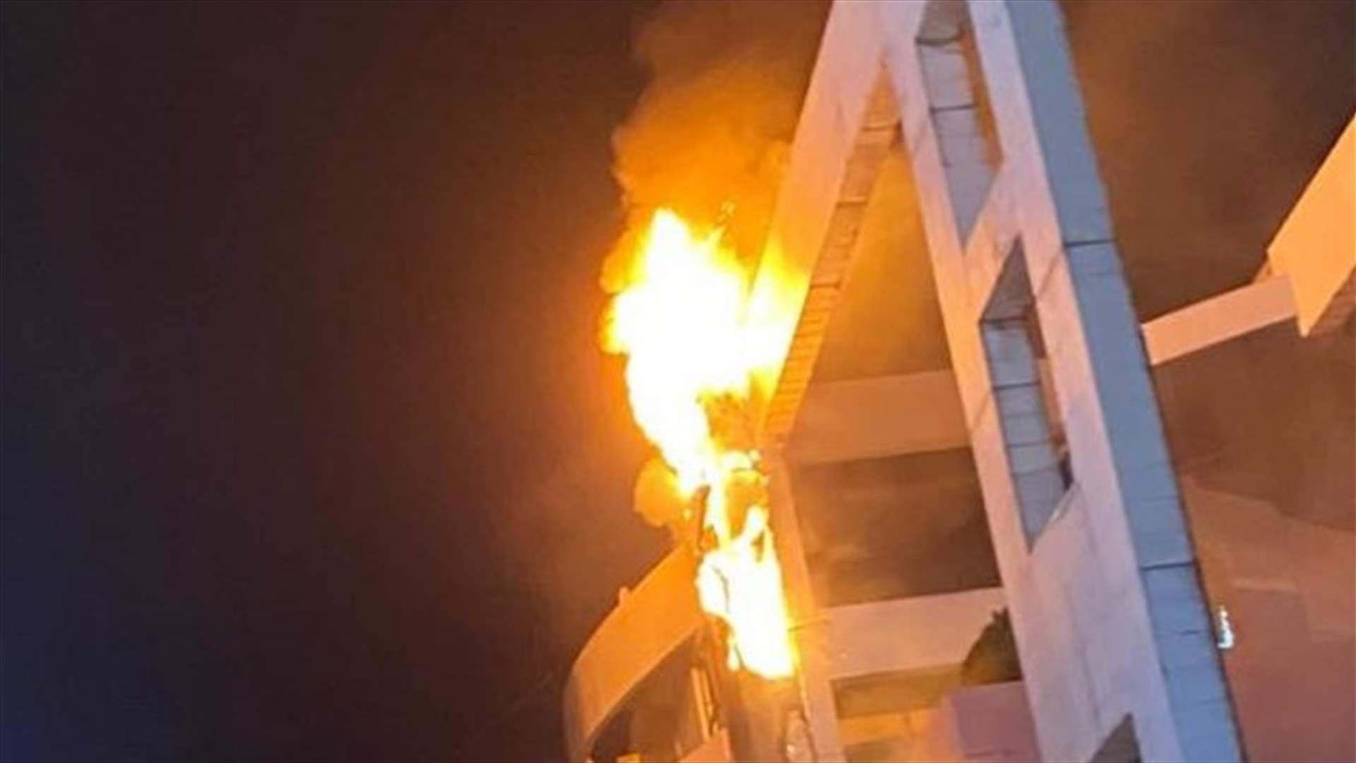 حريق داخل مطعم في الزوق...