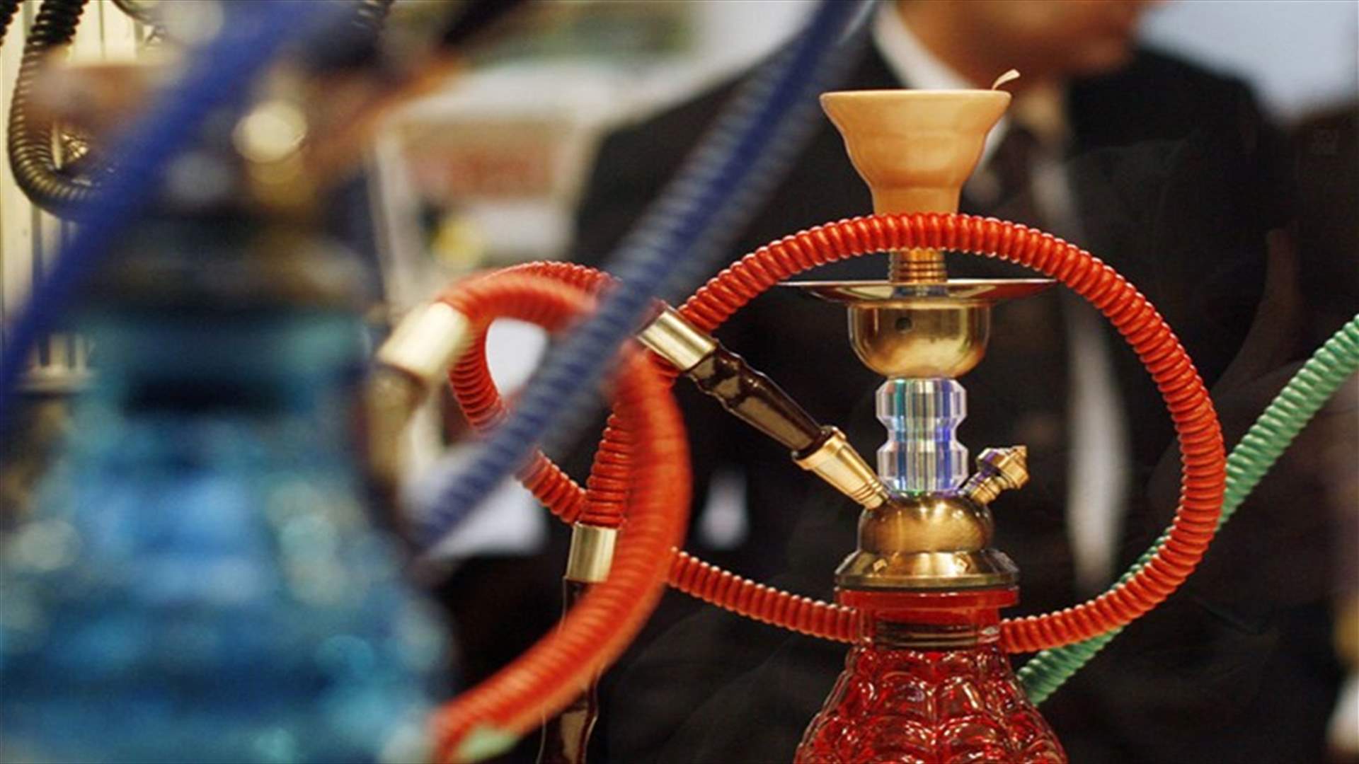 في زمن الكورونا... تدخين النرجيلة من الكمامة! (صورة)