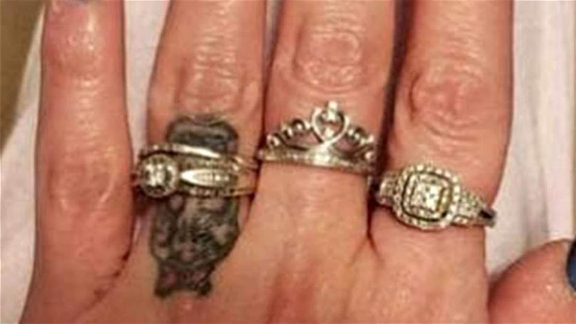 شابة تستعرض خاتم خطوبتها... وأظافرها الطويلة تسرق الأنظار! (صورة)