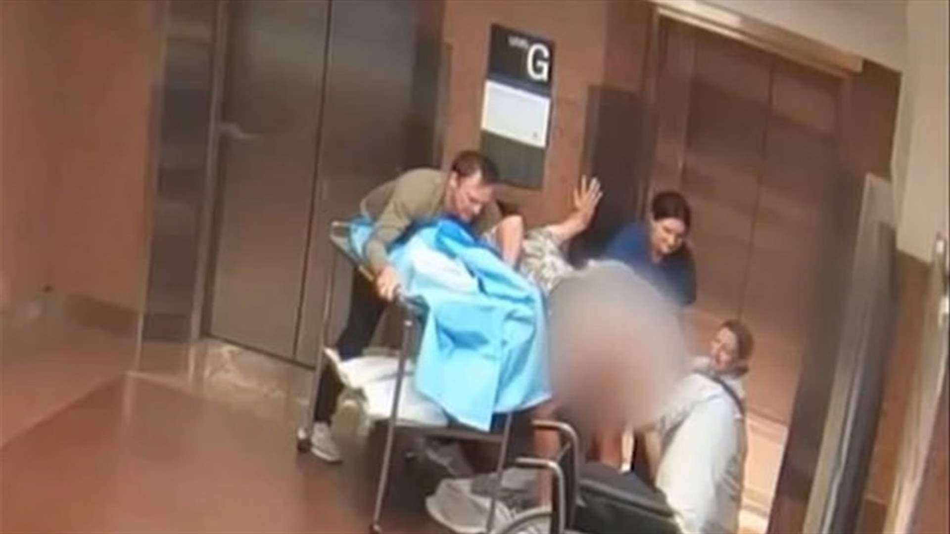 سيدة تنجب طفلها خارج مصعد في مستشفى... أمام الناس! (فيديو)