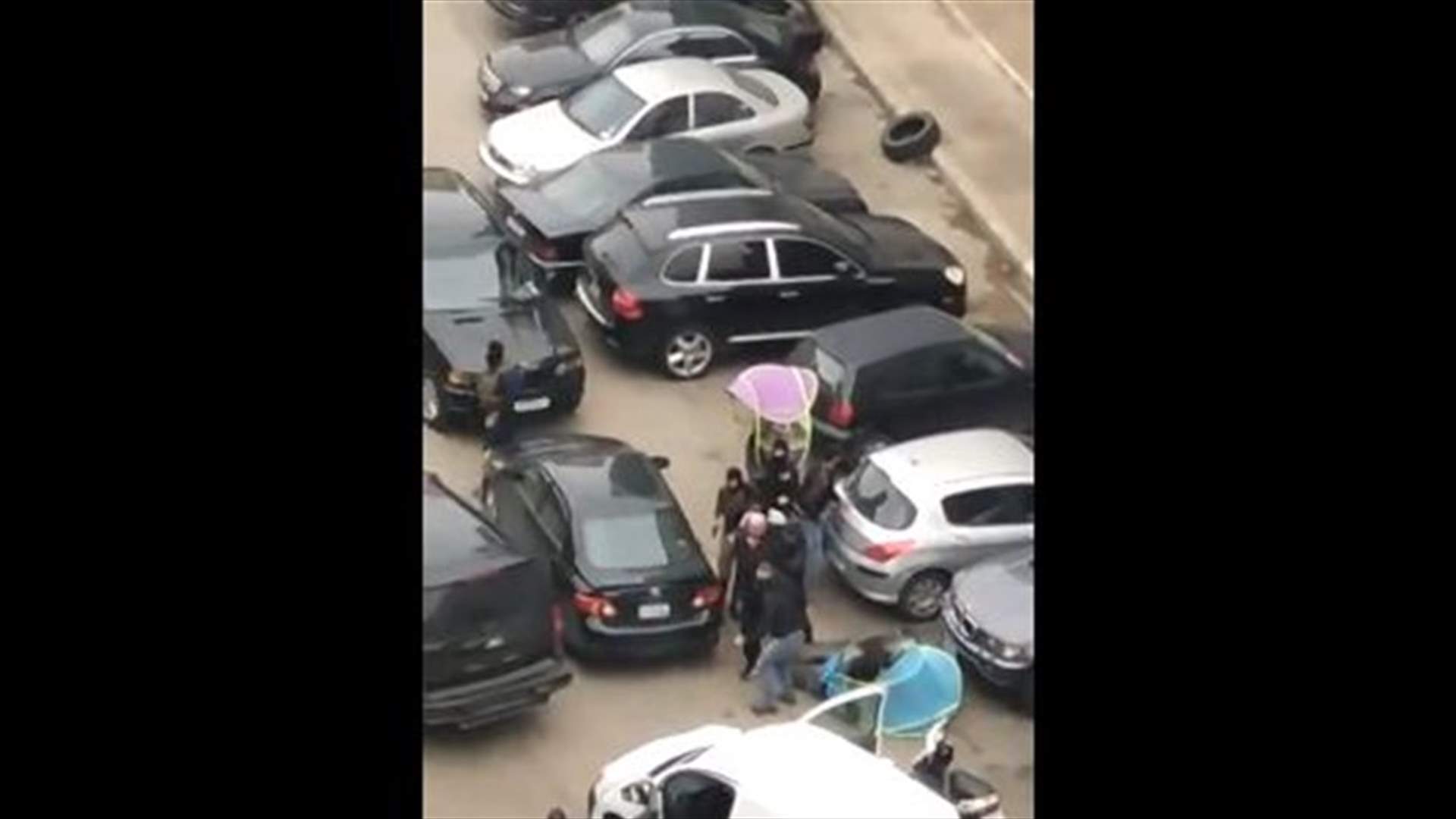 توقيف مستخدم السيارة التي اُطلق منها النار باتجاه بيت الكتائب... وفيديو متداول لعملية التوقيف