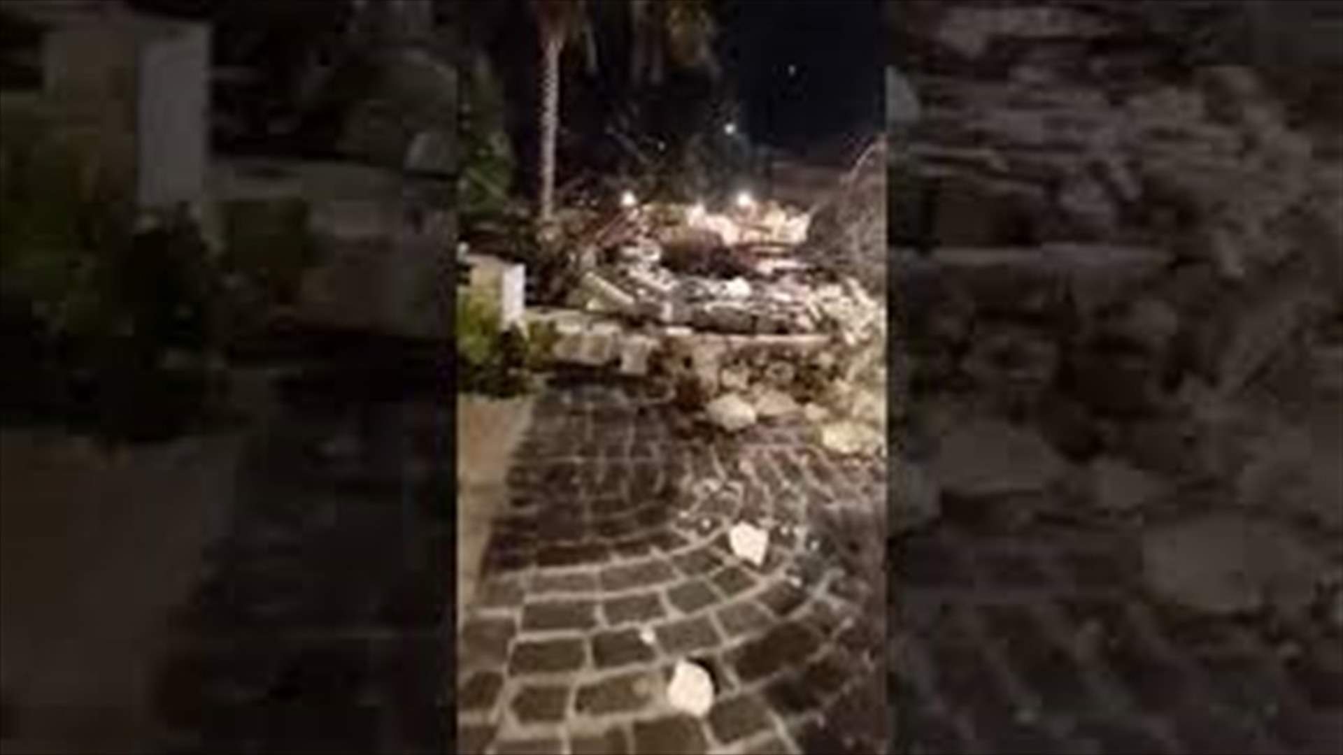 الرياح تتسبب بانهيار حائط في سوق ذوق مكايل التراثي (فيديو)